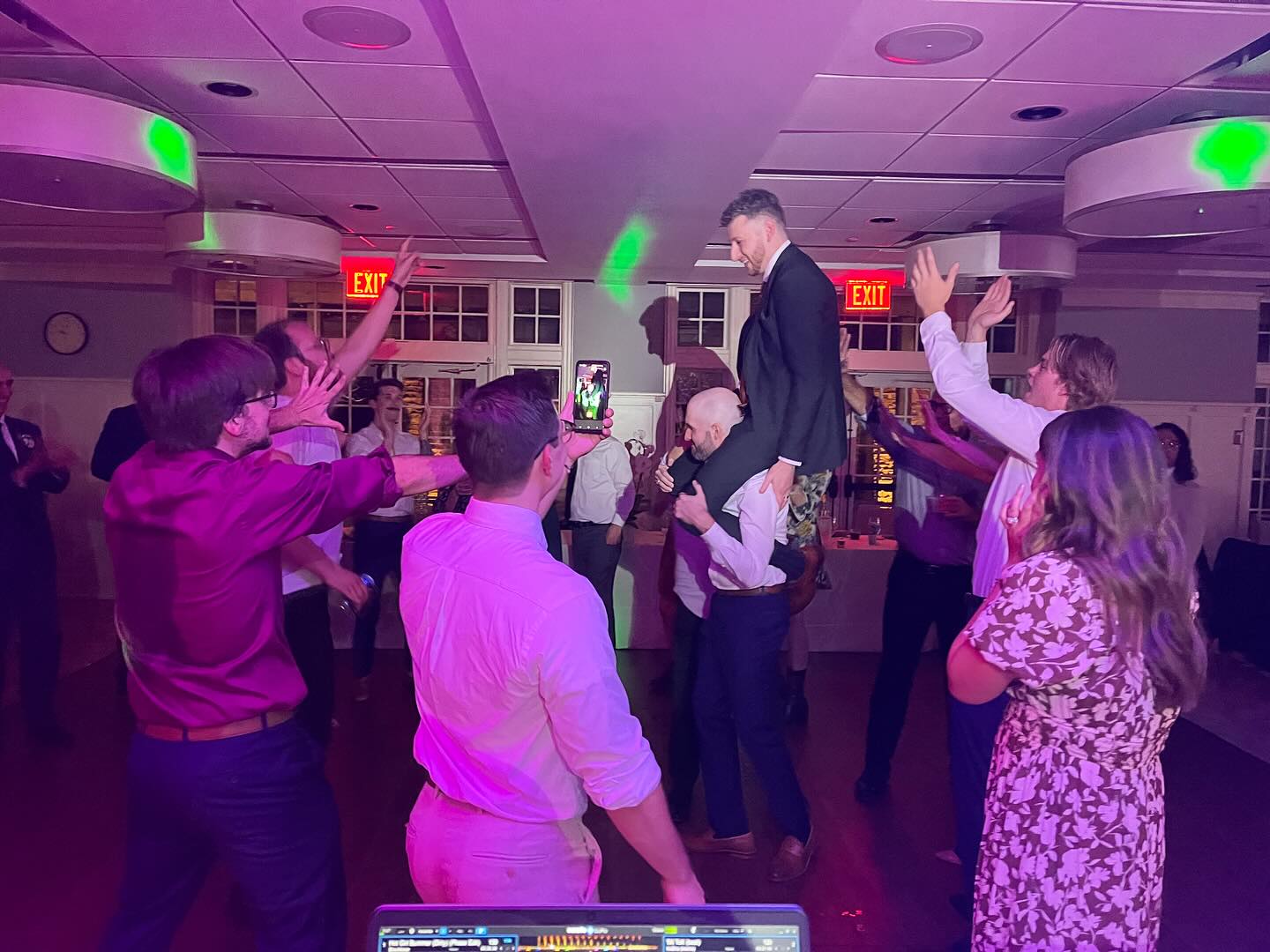 What a blast it was for this young couple! Amazing group and I’m sure they’ll be calling me for their family parties 🎉🎶😁
Venue: @communityhouse_winnetka
Photogs: @romanlorekphotography