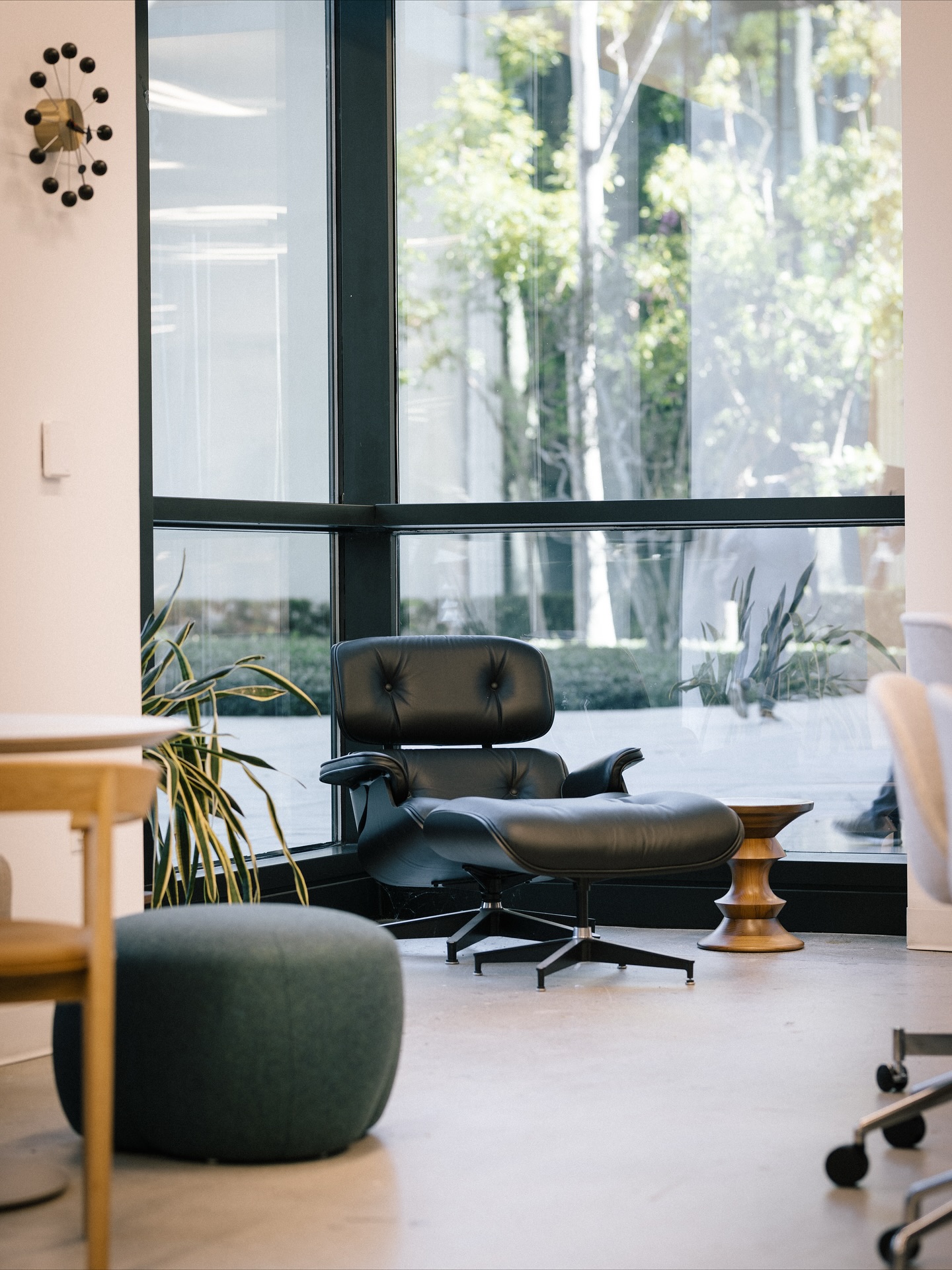 Did you know?! The iconic Eames Lounge Chair and Ottoman, originally released in 1956, began with the designers’ desire to create a chair with “the warm, receptive look of a well-used first baseman’s mitt.”
The result embodies what it really means to relax.
Here’s to a classic that always hits it out of the park!✨
#pivotinteriors #eamesloungechair #designstory #eameslounge