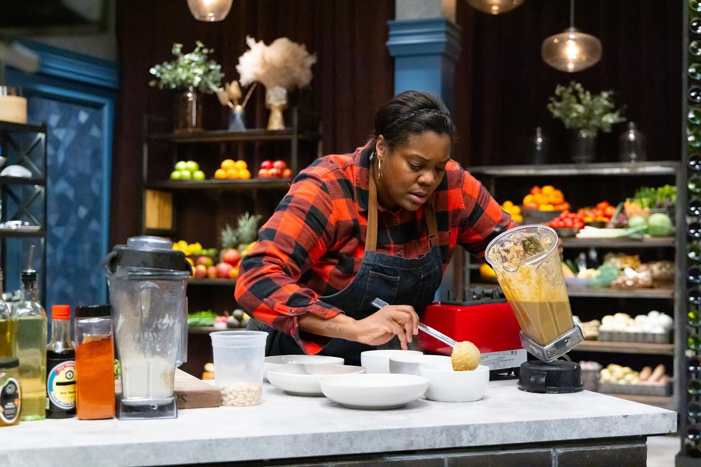 ✨Sooooo…I got invited to @bobbyflay secret kitchen to take on the Titians!
I need yall to tune in or set your DVRs (🤣) and cheer me on!!
Premiering Tuesday, October 28th at 8pm eastern – “Titans vs Michelle Wallace”
Big shout out to @bobbyflay @mvoltaggio @ayesha_rare and @chefbrookew for welcoming me in to the speakeasy for a great battle!!
#BobbysTripleThreat @FoodNetwork @discoveryplus @HBOMax