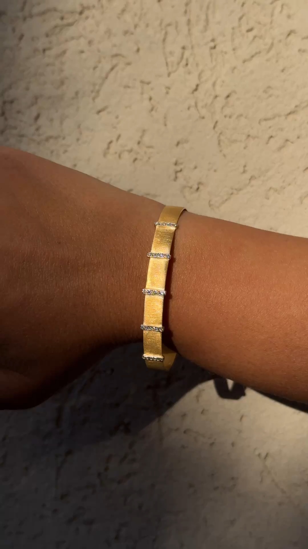 An expression of quiet strength and timeless beauty.
The Golden Lock bracelet — meticulously handcrafted in brushed gold and illuminated with diamonds.
Its signature back clasp lock, hidden yet powerful, is the final touch of sophistication.
#finejewels #braceletstacks #goldbracelet #goldjewelry #handcraftedjewellery #diamonds #designerjewellery #couturejewelry #highendjewelry #stackoftheday #instajewellery #gold #braceletes #handmadejewerly