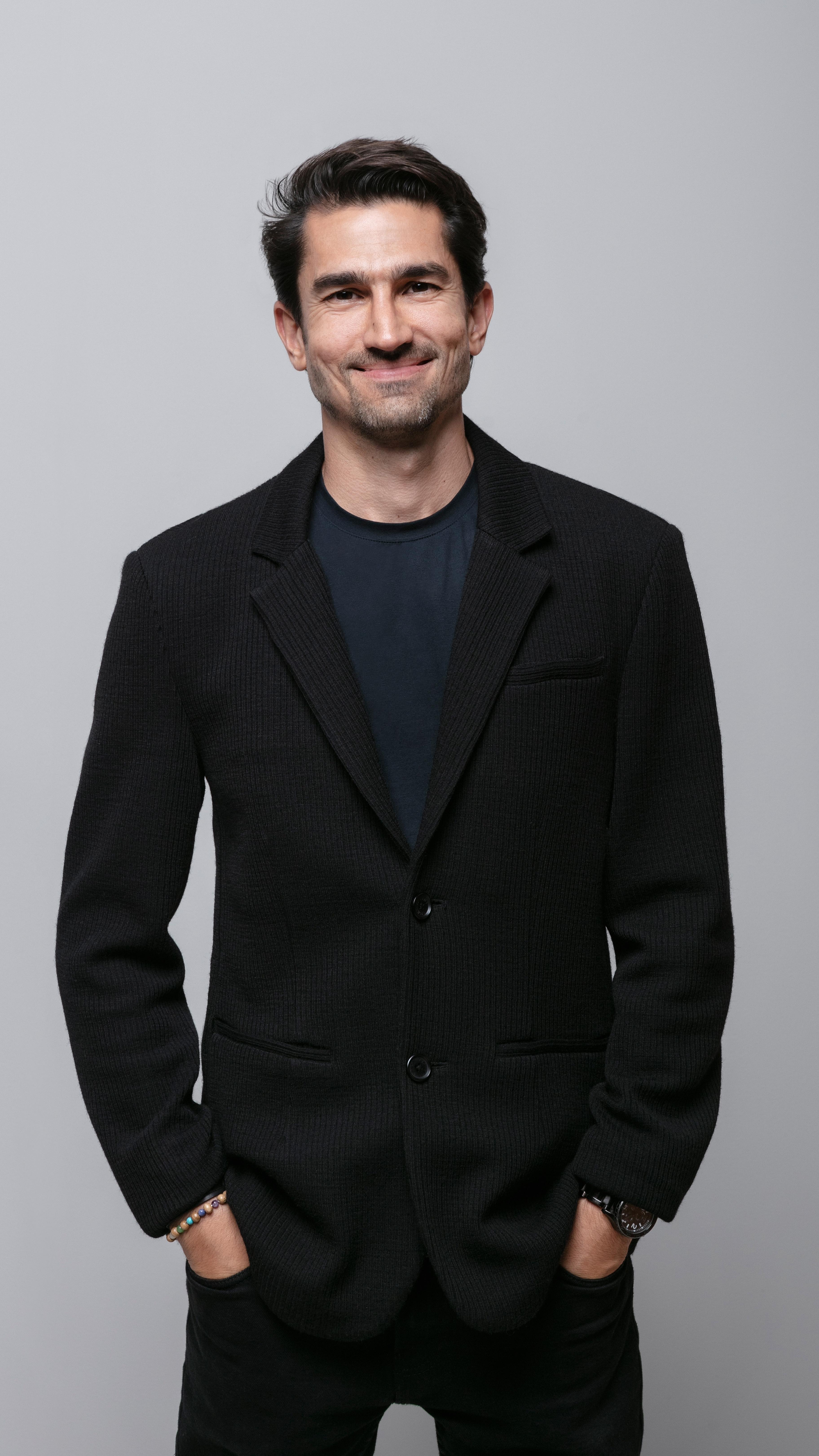 O Eat Kitchen nasceu das raízes da culinária italiana mediterrânea, inspirada pela nossa nonna Carmela, que ensinou à nossa mãe a arte e o amor pela cozinha e comida de verdade.
Desde pequenos, crescemos perto do fogão, ajudando, provando, e aprendendo com dona Zilá (mamma) as delícias que reuniam toda a família em volta da mesa.
O almoço era sagrado, um momento de comunhão, de histórias e de risadas. E assim seguiam os domingos, com tios, tias, primos e primas, celebrando a vida ao redor da comida.
Com o tempo, e com o falecimento precoce de nossos pais, essa tradição foi se apagando. O Eat surgiu para reacender essa chama, como um novo lar, um lugar onde os irmãos Ventre pudessem reunir pessoas queridas e criar memórias.
E para honrar essa tradição, apresentamos:
Mangia che ti fa bene!
Uma Noite Italiana
Da nossa família para a sua.
Uma mesa farta e compartilhada, com pratos típicos e receitas exclusivas de família, regada a vinho e boa música. E o mais importante: calor humano que torna tudo inesquecível.
Se você busca apenas boa comida, não venha.
Mas se você busca alma, sabor, histórias e um lugar que aquece o coração — não ande, corra.
Quando: 19/11, quarta-feira, a partir das 19h
Onde: Eat Kitchen Novo Hamburgo | Rua João Antônio da Silveira, 504
Gastronomia: A comida e a bebida estão inclusas no ingresso.
Vagas Limitadas.
Link na bio.
#eatkitchen #italianfood #comidadeverdade #mangiare