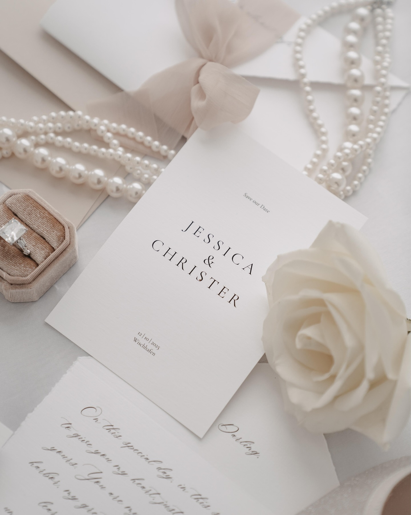 Zwei Menschen, ein Versprechen – und unzählige kleine Augenblicke, die für immer bleiben. ✨
Eure Geschichte verdient es, in jedem Detail spürbar zu sein. 🤍 Manchmal sind es die leisen Momente, die alles erzählen.
•
•
•
#editorialwedding #luxurywedding #bridetobe #hochzeitspapeterie #hochzeitstrends #weddingvows #freietrauung #brautkleid
📷 by @eileencamin.fotografie
EDITORIAL X WISCHHAFEN
by @rebeccawriedenphotography
@alanas.weddings
@jaroslawab_stylist
@modeatelierfuchs
@cjweddingedit
@jess.huntr & @cjtvofficial
@verenamariee
@nele.michaelis
@ivyandrose_de
@slowdown_art
@seaside.weddings
@evalicious0707
@roederfeuerwerk