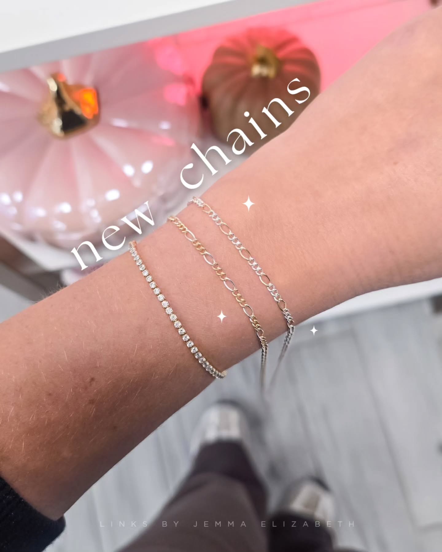 "I wear Gold but my wedding rings are White Gold 🤔".
If this sounds familiar, our new mixed metal Figaro chain is for you!
It's joining our super popular mixed metal Satellite chain, which you absolutely love 💖.
🔗 Sterling Silver + 14k Gold Filled (which acts like solid gold).
💦 Waterproof, life proof + made to be worn 24/7.
🔒 Book with your besties, family or loved ones to get linked together
Tap the link in our bio to check our upcoming dates.
#permanentjewellery #weldedbracelet #Staffordshire