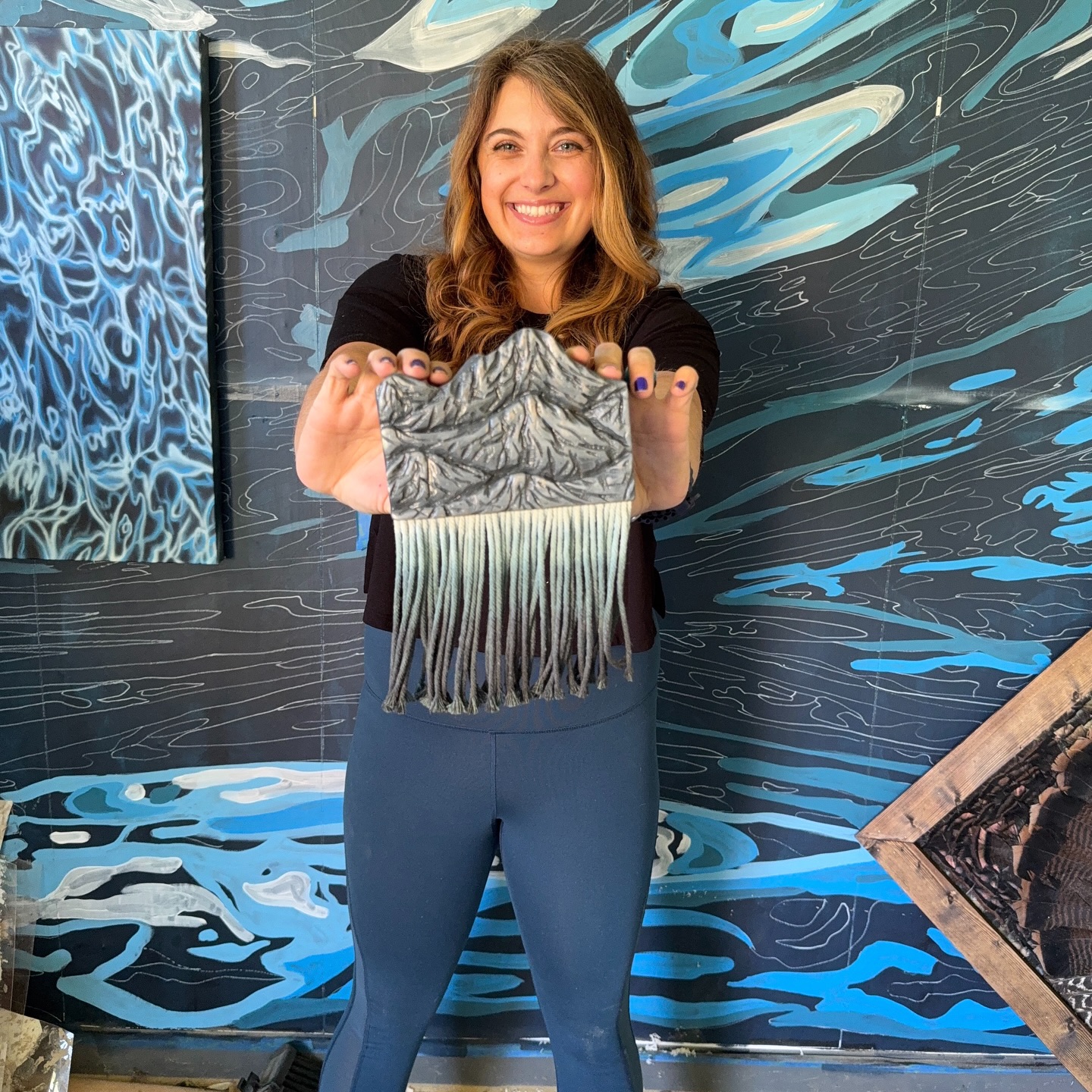 Anyone need a mini mountain in their life? 🏔️🌲
#macrame #bohohomedecor #natureart #woodworking #artist #woodartwork