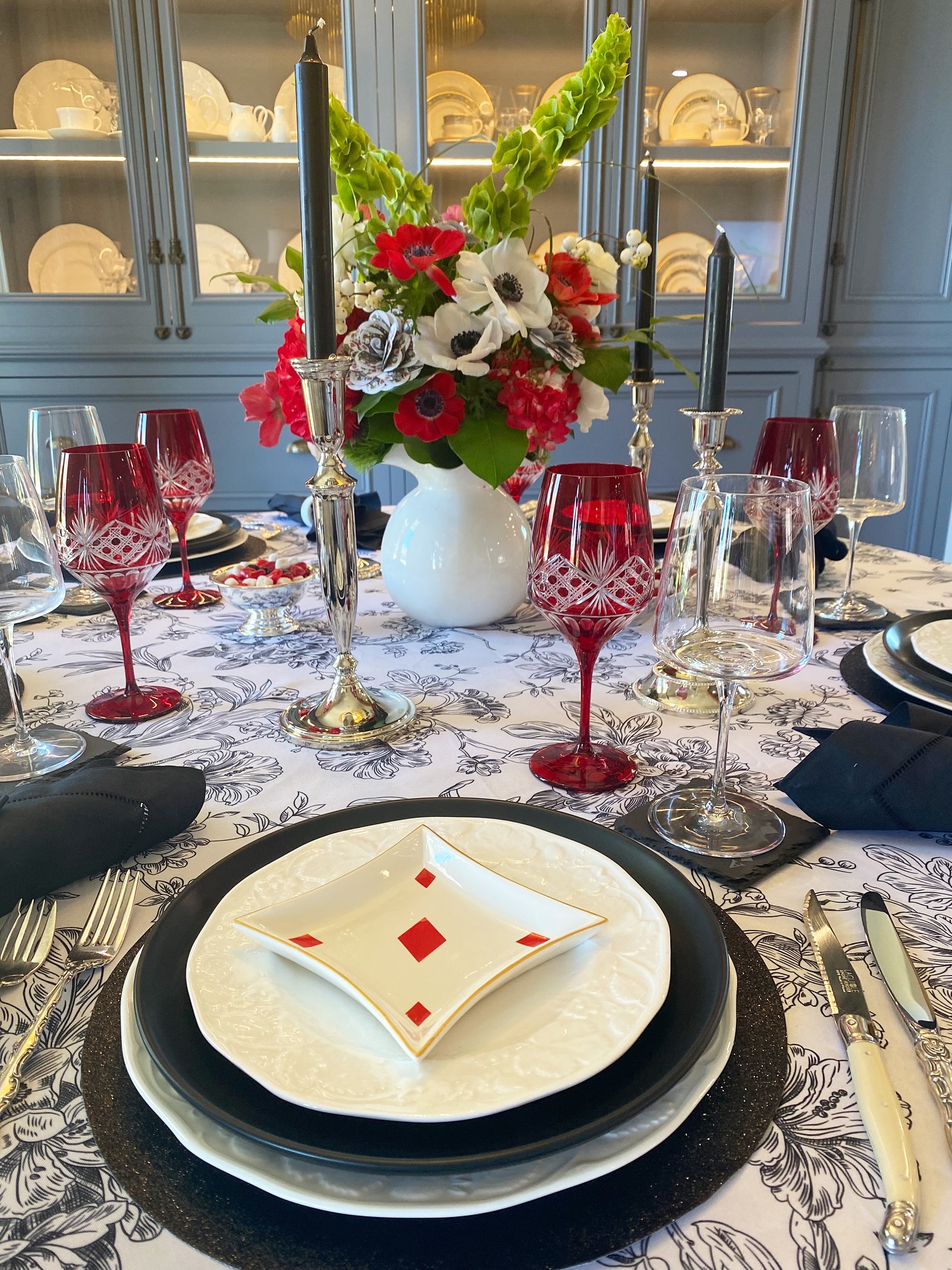 Now THIS is a PokΓ©no dinner party! β οΈβ₯οΈβ£οΈβ¦οΈ we had a blast with these florals! @tamtam_bb always has the best table scapes!ππ»