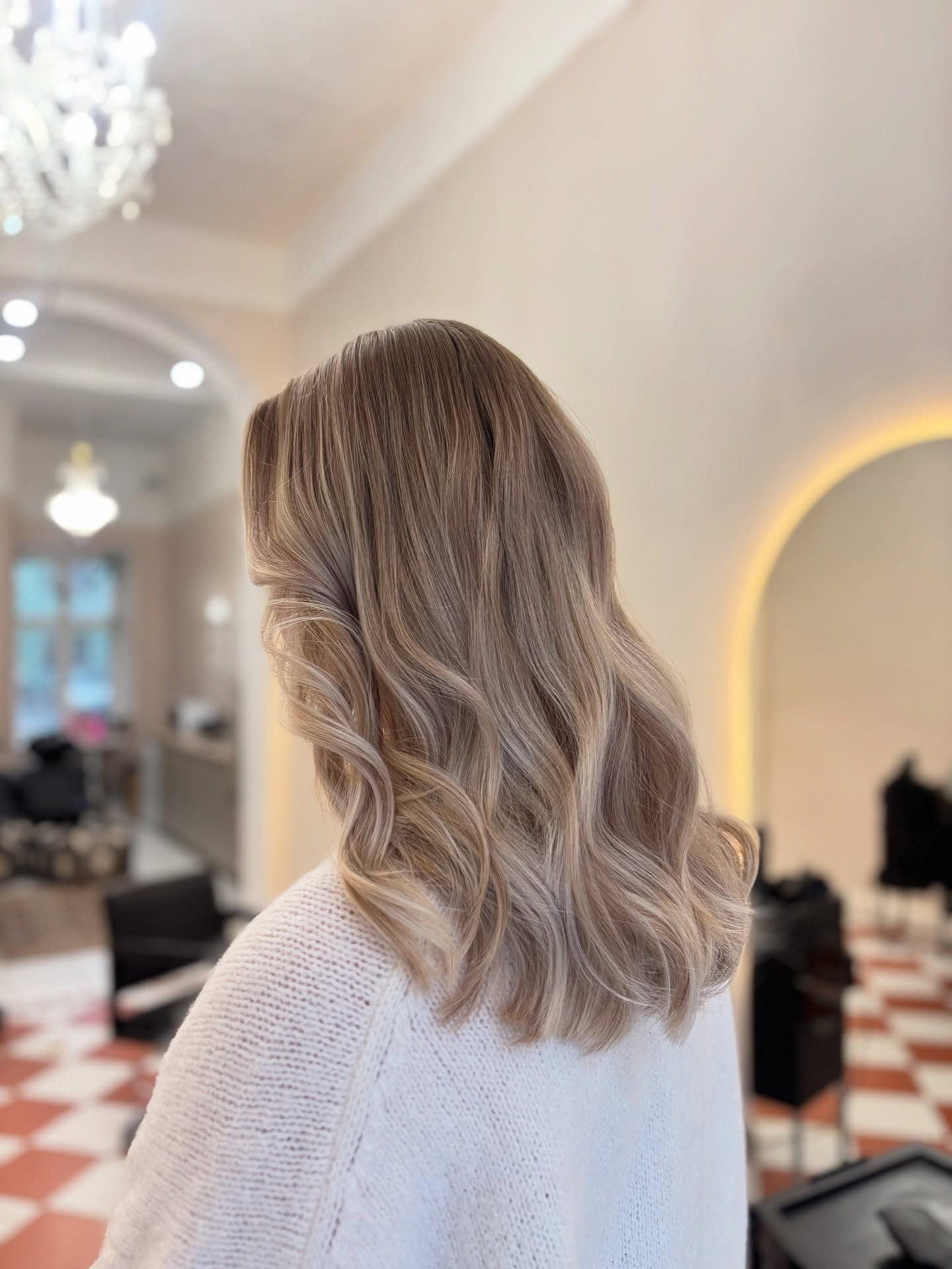 Fall blonde 🍂
Ihanaa vaihtelua vaaleaan pohjaan saatiin lisäämällä syvyyttä tyveltä liukuen ja raidoituksella 🤍
@annikasbow
#ennenjajälkeen #brondehair #blondes #fallblonde #oribe #oribeobsessed #goldwell #bowhelsinki #annikabow