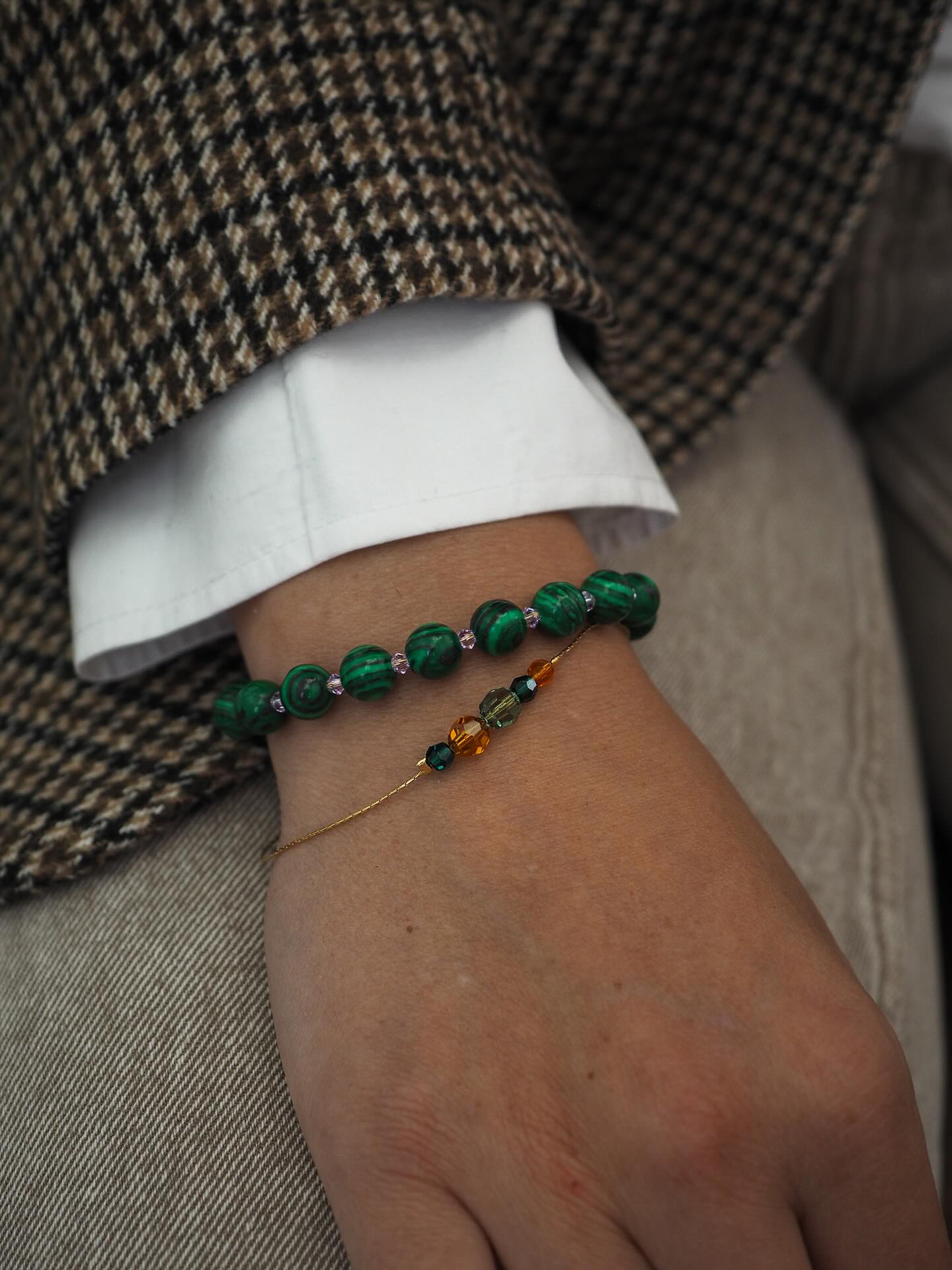 Utrolig hva et lite hint med sterke farger gjør med et antrekk 🥭🫑🫚🍁 Fullfør med et par oransje eller grønne sokker, så har du en komplett nøytral palett som allikevel popper i høstmørket ✨ Klikk hjem flere fargeglade armbånd på wahlwest.com