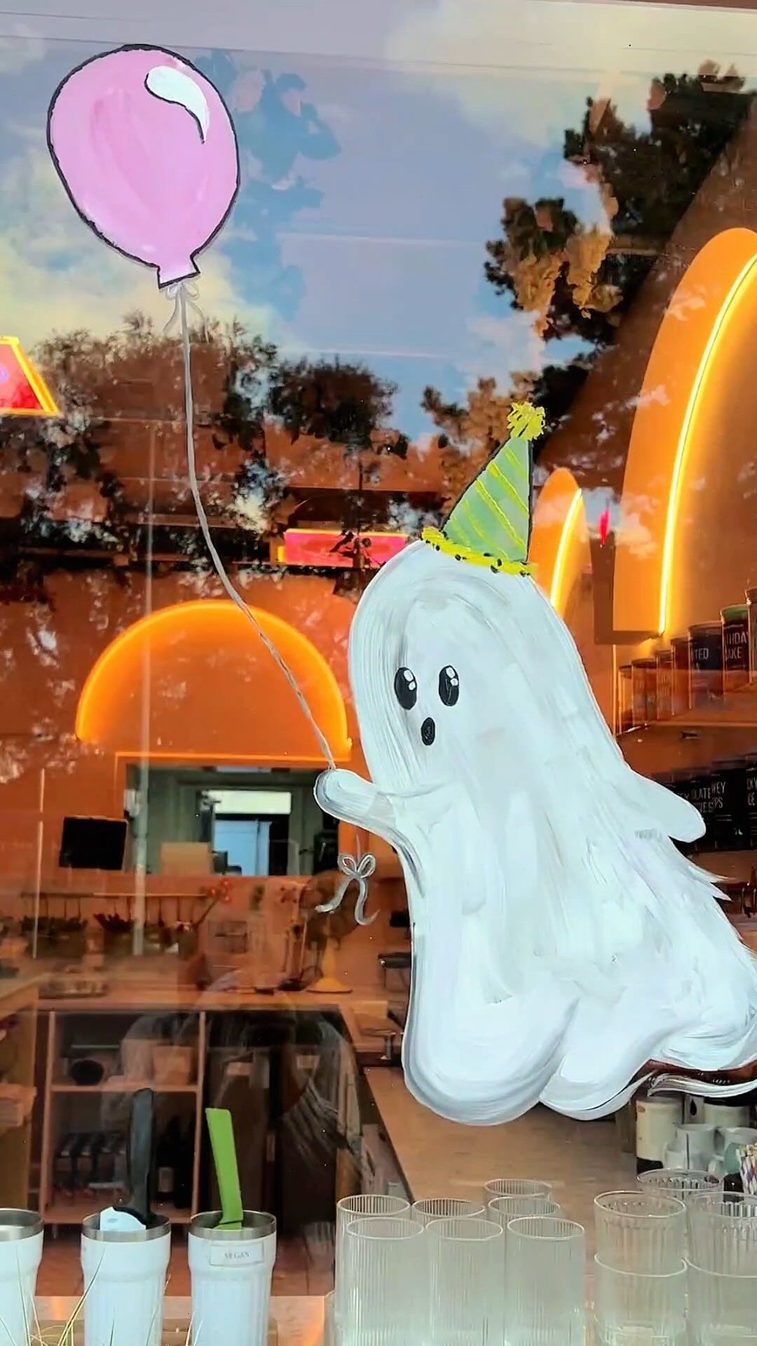 Poppie’s been at it again, and this time we’ve spooked up our windows to a new level 👻
#windowart #letthemseecake #autumn #halloween