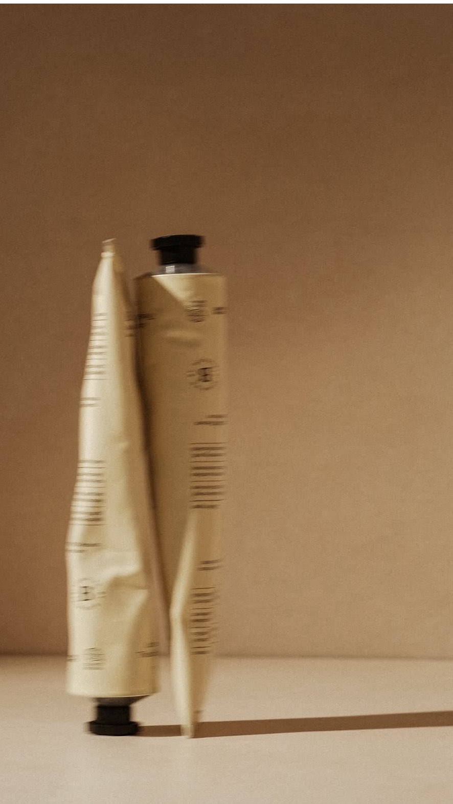 Le miel, mon ingrédient S.O.S depuis des années, celui qui m’a aidée quand ma peau ne comprenait plus rien, quand tout semblait trop.
Il a ce pouvoir de remettre les choses à plat, d’apaiser, de réparer doucement.
Depuis quelques semaines, je redécouvre ses bienfaits à travers le masque au miel de Manuka de @botanistsmanuka.
Rien d’excessif, rien d’artificiel, juste une texture riche, enveloppante, qui fond sur la peau et la calme presque instantanément.
J’aime ce moment où je le rince à l’eau froide, et que ma peau semble respirer à nouveau : plus lisse, plus lumineuse, plus vivante.
C’est un véritable trésor : antibactérien, cicatrisant, apaisant. Votre peau vous dira merci.
Dans ce masque, pas de superflu, pas de bruit, juste trois actifs puissants qui font du bien, réellement.
C’est ce genre de soin qui me rappelle pourquoi j’aime tant la peau : elle réagit à la sincérité. Elle n’a pas toujours besoin de plus, mais souvent de mieux.
Mes utilisations préférées:
- En masque : en couche fine sur peau propre, je laisse poser 10 à 20 minutes avant de rincer à l’eau froide.
- En honey taping : des tapotements doux pour stimuler la circulation et drainer pour un vrai rituel apaisant.
- En soin post-épilation : sur la lèvre supérieure, il évite rougeurs et petits boutons.
Un soin clean, efficace, sensoriel. Bref, un coup de cœur absolu 💛
Et vous, est-ce que vous avez déjà essayé le miel dans votre routine ? #RituelDePeau #MielDeManuka #SlowSkincare #MomentPourSoi