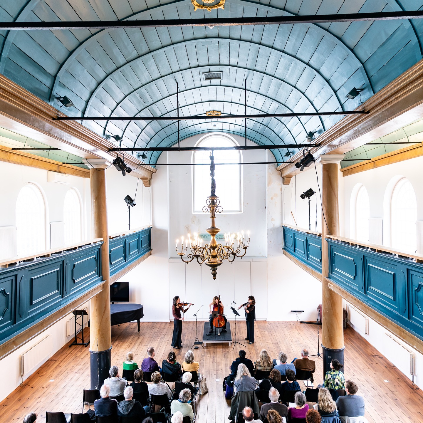 âš Just over a week ago we played our third and final đđ€đ©đ°đŠđŽ đ°đ§ đđ¶đ„đąđ±đŠđŽđ” CD release concert in the Uilenburgersjoel in Amsterdam.
Each of the concerts was special in its own way, and it was wonderful again to see so many friends and family in the audience. This one was particularly memorable because of the presence of so many family members of two of the three composers in the hall.
Corrie Hermann, daughter of PĂĄl Hermann, was clearly moved to hear her fatherâs music performed and be presented with the new CD, as was Arthur Frid, son of GĂ©za Frid, who came together with his wife, children (and partners), and one of his grandchildren.
đđđ± đđšđĄđ„đŠđđąđŁđđ« introduced and presented the concert with his trademark charm, depth and humour, and his interviews with Corrie and Arthur were fascinating to hear.
We ended the afternoon with drinks, great conversations and, of course, signing and selling CDs. Two years after we set this project in motion, it felt so good to be sharing the music of these three remarkable friends whose story began a hundred years ago, đđšđ„đĂĄđ§ đđłĂ©đ€đđ„đČ, đĂĄđ„ đđđ«đŠđđ§đ§ & đĂ©đłđ đ
đ«đąđ.
Thank you to everyone who made this possible â the @uilenburgersjoel @cobrarecords_official @leo.smit.stichting @donemus the Nederlands Muziek Intitute, Lex Bohlmeijer, @studioegt @sandravanuffelenvisagie Joop Leijendeckers & the Stichting ZoltĂĄn SzĂ©kely, and Tessa Veldhorst of @deschaapjesfabriek for her beautiful photos đ¶â€ïž
#stringtrio #kamermuziek #hungariancomposers #zoltanszekely #gezafrid #palhermann #cdrelease