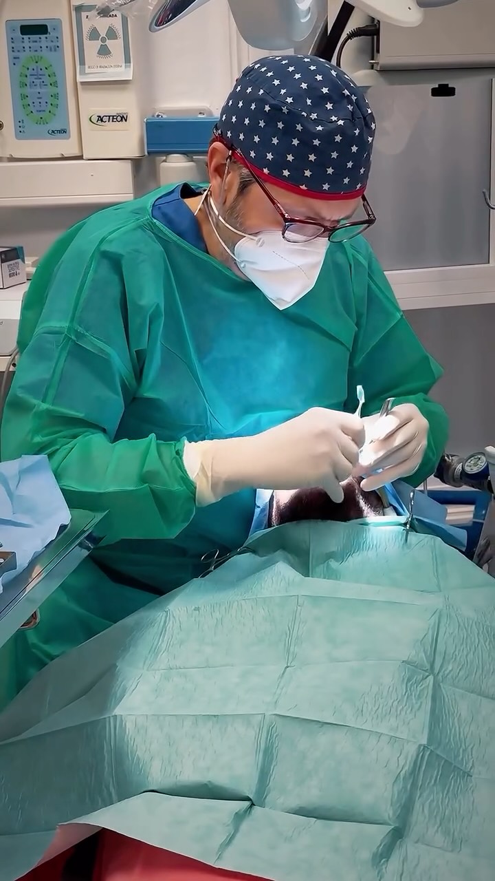 Experiencia. Precisión. Confianza.
Así trabaja el Dr. @antoniocoppel , especialista en cirugía oral e implantología.
Cada movimiento cuenta.
Cada resultado, también 🙌🏻