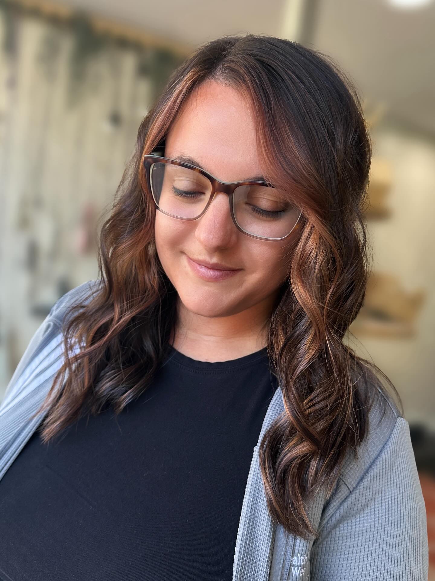Tell me your client loves you…
without telling me your client loves you 😌✂️
2 years, no one else touched it, and we came back with a fresh chop + face frame + balayage magic
If thats not loyalty🤎
.
.
.
Located inside Downtown Roots Salon
📍 321 Clinton St Defiance
🔗 BeautiByMandi.com