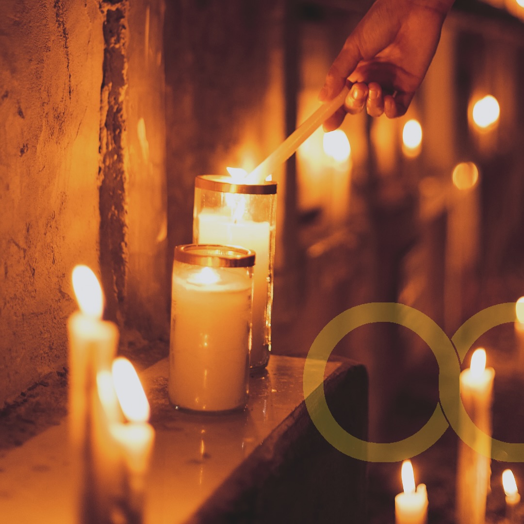 ✨ Ognissanti — La luce del ricordo ✨
Ci sono luci che non si spengono mai.
Sono quelle accese dal ricordo, dall’amore e dalla gratitudine verso chi ha lasciato un segno profondo nel nostro cammino. 🕯️
Nel giorno di Ognissanti, ogni lumino diventa un piccolo gesto di presenza, un modo per dire “ci sei ancora, anche se non ti vedo”.
Noi di Organizzazione Cattolica crediamo che la memoria sia una forma d’amore che non conosce tempo.
Rendere omaggio ai propri cari significa custodirne il valore, con rispetto, semplicità e cuore. 🤍
#Ognissanti #Ricordo #LuceCheResta #OrganizzazioneCattolica #Roma #ServiziFunebri #RispettoEDignità #InMemoria