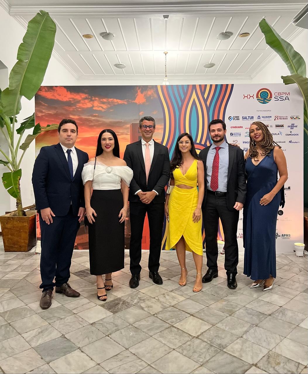 Na noite de ontem (28/10/25), os Procuradores e Procuradoras associados, Bruno Baqueiro Rios, Esther de Amorim Marinho Sio, Júlia Ferreira de Mesquita Ferraz, Júlio Cézar Batista Lima, Maria Antônia da Silva Jorge e Thiago Gonçalves Guimarães de Aguiar, participaram da abertura do XX Congresso Brasileiro de Procuradoras e Procuradores Municipais, que tem como tema central “Procuradoria Municipal e governança pública: inovação, equidade e sustentabilidade no século XXI” e acontece na cidade de Salvador/BA.
A participação neste importante evento de conexão reforça o empenho e dedicação da carreira na busca por aprimoramento junto a colegas de todo o Brasil.