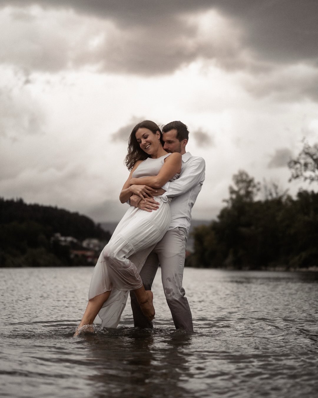 Gina und ich hatten schon einige Zeit via Insta Kontakt, sind beide aus Aarau und wie sich während diverser Nachrichten herausgestellt hat, auch beide schon ein paar Mal in derselben Yogastunde gewesen :)
Zum ersten Mal bewusst getroffen habe ich Gina dann aber am letzten Silvester in Bangkok…wir waren gleichzeitig auf Reisen und in Bangkok hat dann endlich alles gepasst. Wir verbrachten ein paar Stunden auf einer Bank im Park und die Gespräche waren sofort so wunderbar offen und deep….bis uns die Parkwächter aus dem Park verbannt hatten :)
Umso mehr habe ich mich gefreut, als mich Gina angefragt hat, ob ich nächstes Jahre ihre Hochzeitsfotografin sein möchte! Und im September, an einem nicht ganz wettersicheren Abend, haben wir uns zum Engagement-Shooting getroffen. Und wenn mir das Paar sagt: Uns ist’s egal obs anfängt zu regnen, und wir wären auch offen dafür in die Aare zu springen, dann geht mir das Herz auf und ich bin ALL IN!!
Und naja, was soll ich sagen, die Energie, die Liebe und der Himmel waren ganz speziell an diesem Abend und werden mir noch sehr lange in Erinnerung bleiben.
Gina und Dave, danke für euer Vertrauen und eure Offenheit, ich freue mich riesig auf eure Hochzeit im nächsten Jahr!