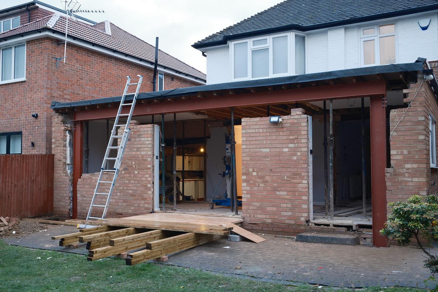 A productive week on our new site in Edgware. The first phase of steelwork is now complete, setting the stage for a striking open-plan kitchen and lounge - soon to feature a 7.2m sliding door system flooding the space with natural light.
SOHO Developments | High-end residential extensions, loft conversions & full refurbishments