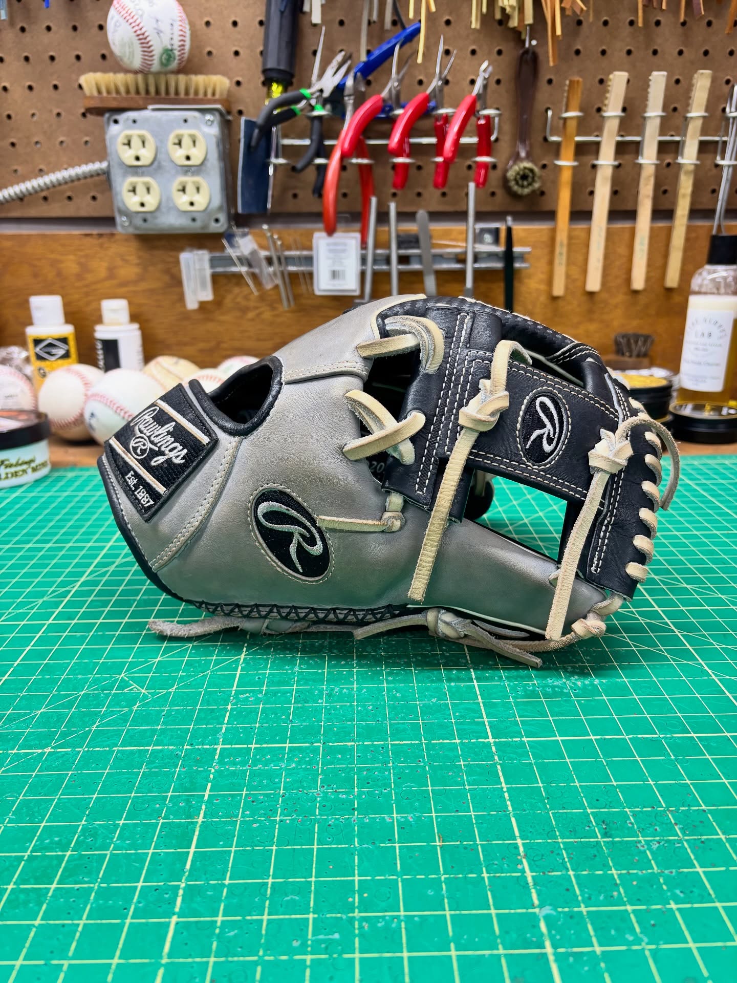 A day late for #wingtipwednesday but I still got the tag in 😂. Sharp looking glove, it’s rare I come across one of these that the hypershell isn’t damaged somehow. Changing the white laces to black makes the welting, stitching, and silver stamping really come to the front. Another box on the collection checked.
#rawlingsheartofthehide #relacednotreplaced #relacedontreplace #ballplayersbalm #buyfastpitchgloves #flatbillbaseball #makingyourglovegreatagain #staygrassy