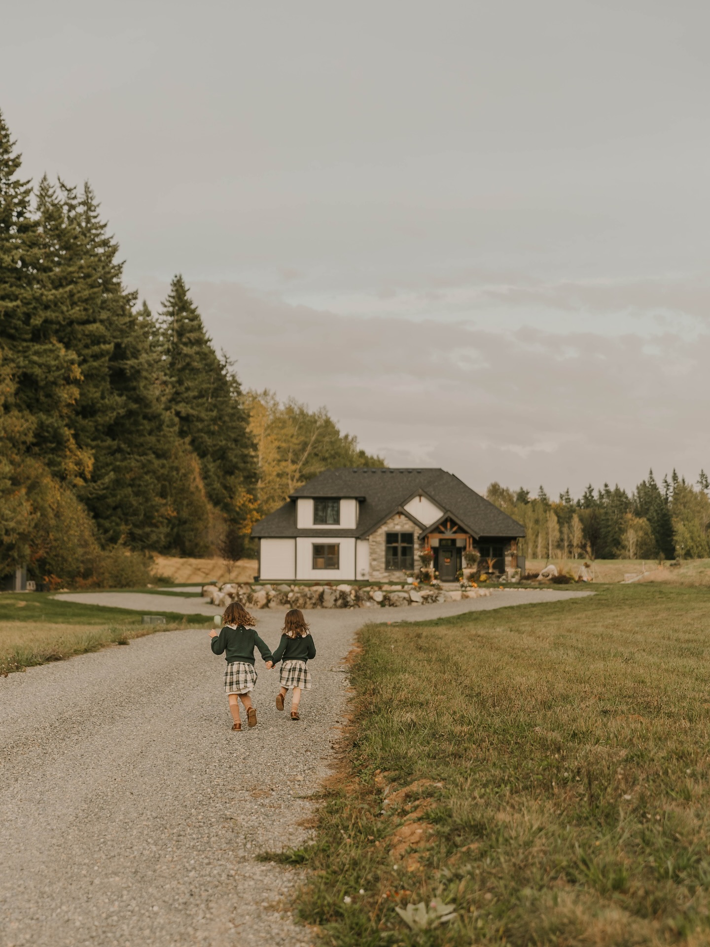 family photos in the backyard are always a major yes for me!! so fun & special to have memories captured in their childhood home. ๐ง๐ป๐