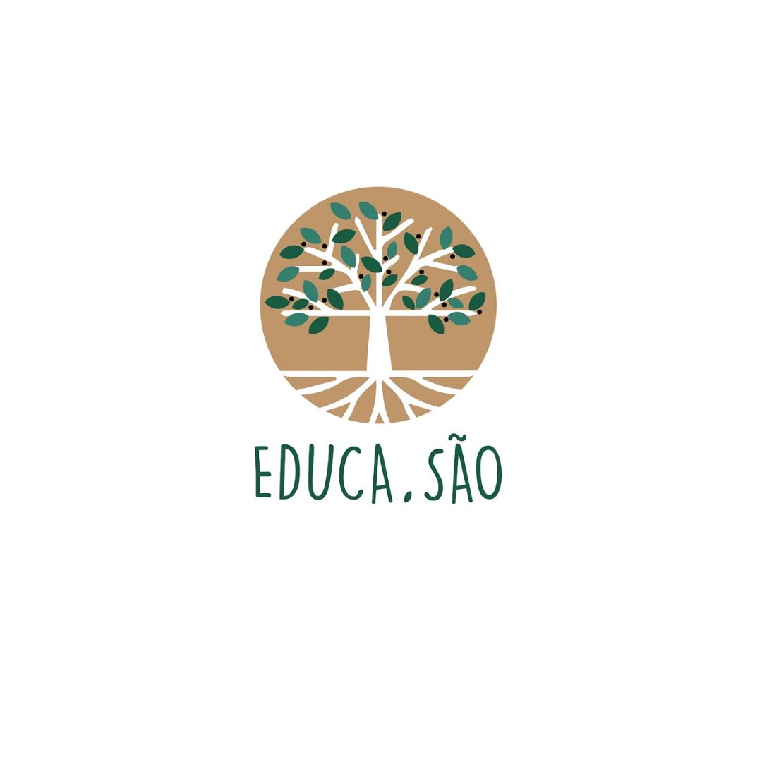 5 anos. 5 gestos
O EducaSão faz 5 anos. E tudo começou no meio de um mundo que parava.
Era pandemia. Estávamos em casa. Com perguntas demais e respostas de menos.
Pais, mães, educadores... todos se perguntavam: como viver isto com as crianças?
Muito poucos haviam passado semanas seguidas, 24 horas por dia, com os filhos em casa. De repente, tudo era incerteza, medo, isolamento, informação contraditória. E tantas vulnerabilidades escancaradas: gravidezes solitárias, pós-partos sem rede, crianças confinadas sem compreensão.
Foi aí que nasceu o/a EducaSão.
Começou aqui e um site. Conversas pandémicas. Artigos. Lives no Instagram. Mas, mais do que isso, começou com uma escolha: responder com presença.
Em vez de dar uma resposta a cada amiga, criámos um espaço onde pudéssemos chegar a muitas. Onde pudéssemos, pelo menos, ser voz. Ser companhia. Ser ponte.
Hoje, 5 anos depois, muita coisa mudou. Mas o essencial permanece:
💛 A defesa da infância como prioridade.
💛 A certeza de que o cuidado transforma.
💛 A convicção de que educar é relação.
Nestes 5 anos, conhecemos gente inacreditável. Multiplicámos as formações, recebemos centenas de mensagens, partilhas, perguntas e confissões. Vimos mulheres ganharem voz, mães ganharem estrutura, educadoras ganharem coragem. Nós próprias crescemos.
O que ainda nos custa? Esta era da imagem.
Onde é mais fácil parecer do que ser. Onde uma story pode parecer intimidade e uma selfie pode parecer encontro. E nós acreditamos noutra coisa.
Acreditamos no olhos nos olhos. No silêncio partilhado. No gesto que segura espaço. Aí, sim, sentimos reconhecimento. Aí, sim, conhecemos e somos conhecidas.
A EducaSão é feita disso: relação, verdade, escuta.
E se chegámos até aqui, foi porque tu escolheste ficar.
Obrigada por caminhares connosco.
Que venham os próximos 5. Juntas. Como tem de ser.
E gostávamos de saber:
Como chegaste até ao EducaSão?
Conta-nos nos comentários.
(E se quiseres, diz também: o que te fez ficar.)💛
Gratas por esta equipa:
@sarmentinhasofia
@a_psicologadospais
@miminhosdaines
@projetomari_aurora
@francisca_oliveira_nutricao
@rita.gaspar.psi
@analisboa.pt
@maisensinomaisformacao
@claudiabaltazar_
