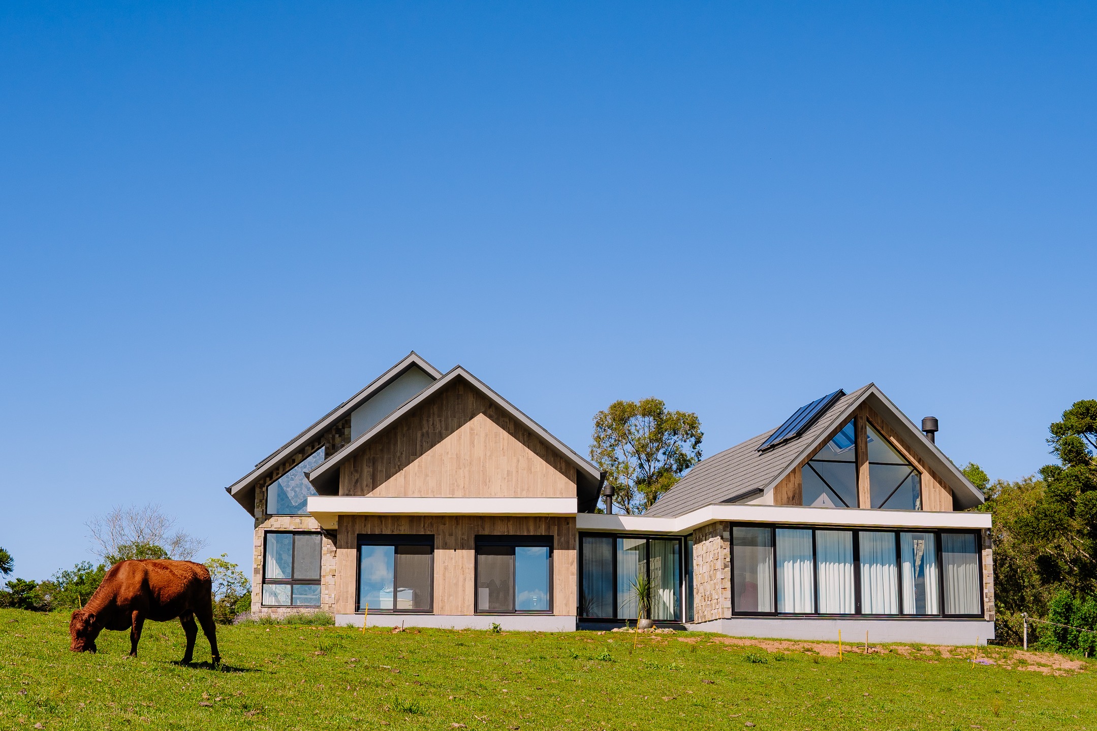Um sonho que se torna realidade.
Em meio à natureza, criamos um lar que integra conforto, luz natural e vistas deslumbrantes em todas as direções.
A escolha dos materiais naturais, como pedras e madeira, se funde com o design contemporâneo, criando uma casa que é, ao mesmo tempo, parte da paisagem e da história dessa família. 🌿
Agradecemos pela confiança e por nos permitir transformar esse sonho em realidade. ✨
Vem com a gente!
#Arquitetura #DesignContemporâneo #LuzNatural #CasaDosSonhos #ProjetoDeArquitetura #inspiracao
📸 @darlansilva.fotografia