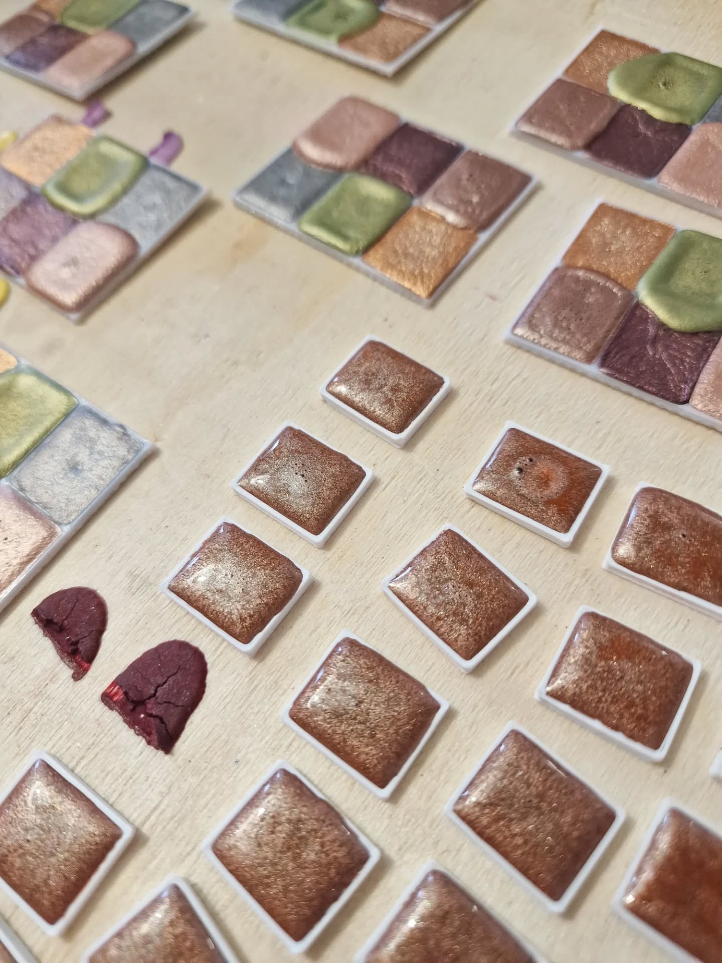 Des petites noisettes de couleurs 🥰
Je vous parle des nouveautés, autant aquarelles que bâtons de couleurs, dès que j'ai sortie ma tête des calendriers et pris un ou deux jours de repos
Si vous voulez des infos avant tout le monde, elles arrivent d'abord sur discord, puis dans l'infolettre, puis sur insta 👀
Team patience ou qui team je veux savoir? Vous savez maintenant où vous orienter ahah