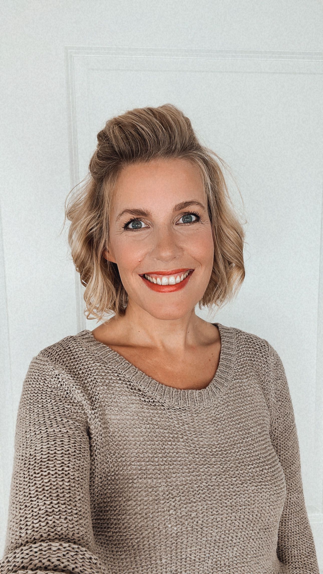 Dies waren in meinem Leben sehr wichtige Impulse für ein glücklicheres und dann auch erfolgreicheres Leben. Erfolg bedeutet für mich übrigens, wenn ich im außen etwas machen darf, was mir innen entspricht. Etwas, was für mich Wachstum und innere Zufriedenheit bedeutet. Wenn ich mir selbst entspreche und einfach ich sein kann!
1. Achte immer darauf, dass du dich mit Menschen umgibst, die Dich und deine Gaben und Deinen Charakter und dein Herz zu schätzen wissen. Lass alle anderen Menschen bewusst „aus deinem Zug aussteigen“.
2. Wähle immer Aktion vor Perfektion.
Damit ist man deutlich schneller dabei seine Träume zu realisieren, weil man schneller Rückmeldung bekommt, ob etwas funktioniert oder einem entspricht. Probiere dich aus. Lass die Neugierde immer siegen!
3. Such Dir Mentoren und Begleiter, die das Leben leben, was du leben möchtest. Die eine hohe Energie haben und dich sehen. Das können auch Teilnehmer in der gleichen Mastermind sein. Menschen, mit denen Du wachsen kannst. Die Dich für Veränderung, und Wachstum feiern. In deren Umfeld Fehler keine Fehler sind sondern „Helfer“.
4. Höre niemals auf zu lernen. Bleibe beweglich und erlaube Dir immer wieder in eiskaltes Wasser zu springen. Die Komfortzone zu verlassen. Zu riskieren etwas nicht zu 100% zu beherrschen und es trotzdem zu machen und es zu genießen.
5. Höre immer auf Dein Herz. Immer!
Deine Lotta
✨✨✨✨✨
#sichtbarkeit #businessmentor #soulbusiness #hamburg #personalbranding #neustart #businessfotos #