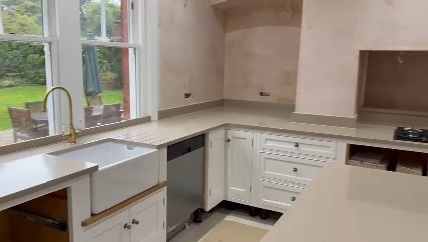 Silestone Coral Clay worktops with island, cook shelf and recessed window area sill and upstands, fitted in Bramhall #quartzworktop #kitchenideas #kitchenworktops #homeimprovement #worktopscheshire #kitchendesign #silestone #silestonequartz