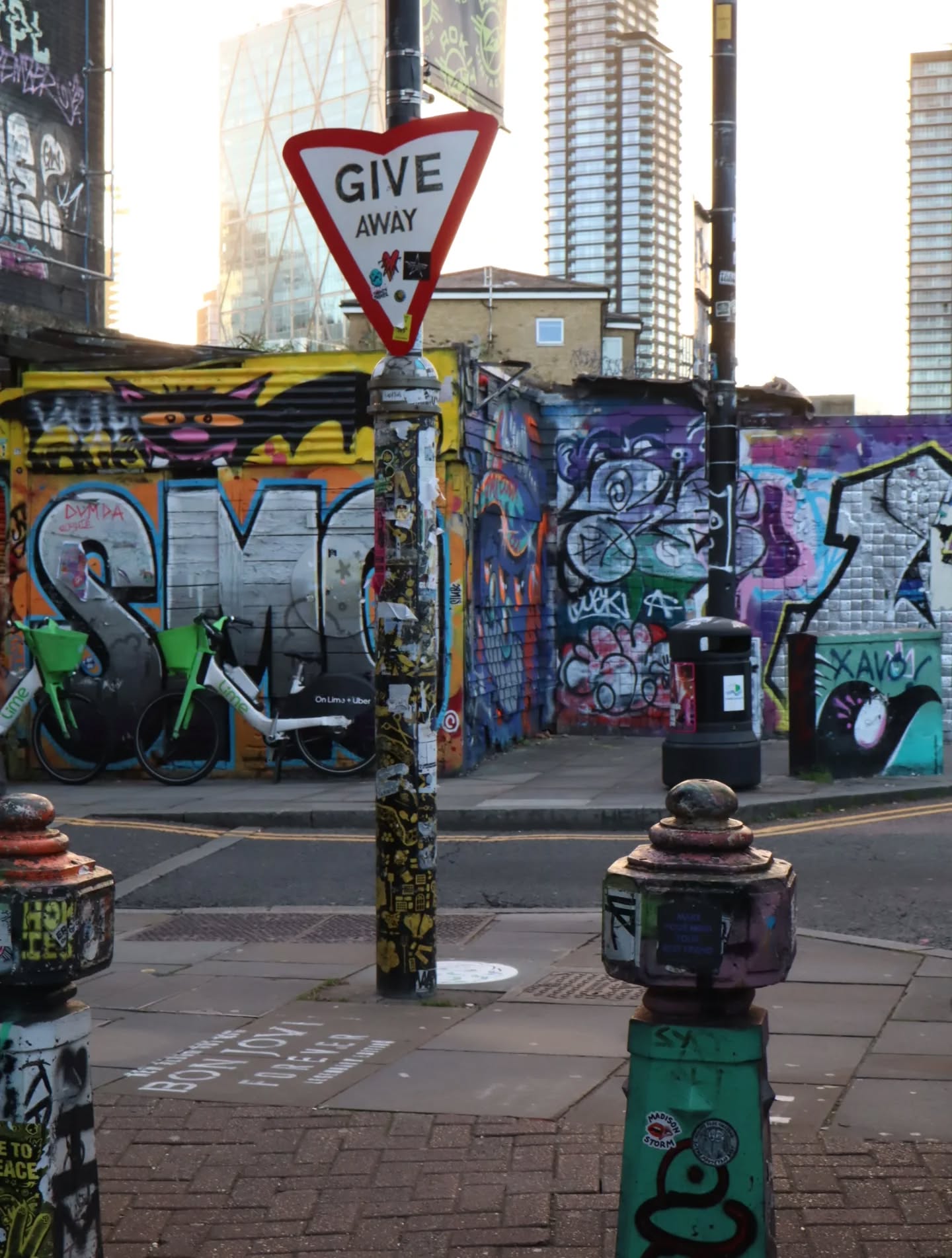 Londres partie 2/3
Le quartier de Brick Lane, quartier du street art avec ses nombreux graffitis, ses boutiques vintage, ses stands de nourriture, ses concerts, ses artistes bref on a adoré ce quartier.
.
.
.
#poussieredesrues #Londres #holidays #family #love #travel