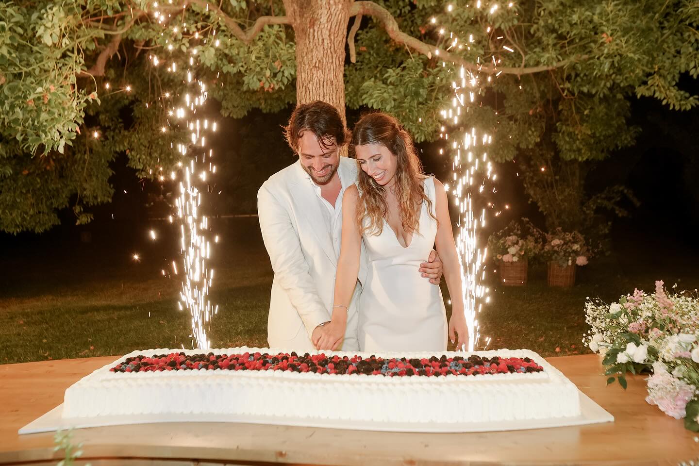 Un istante che rimarrà impresso nel cuore, dove l’amore si fa luce e la felicità splende in ogni dettaglio. ✨❤️✨
#WeddingPlanner #MatrimonioDaSogno #WeddingInspiration #LoveInTheAir #WeddingGoals #RomanticWedding #WeddingVibes #LuxuryWedding #TortaNuziale #TaglioDellaTorta #MagiaDelMomento #DolcezzaEAmore #OutdoorWedding #WeddingDetails #ItalianWedding #BrideAndGroom #WeddingMagic #WeddingDreams #AmoreCheBrilla