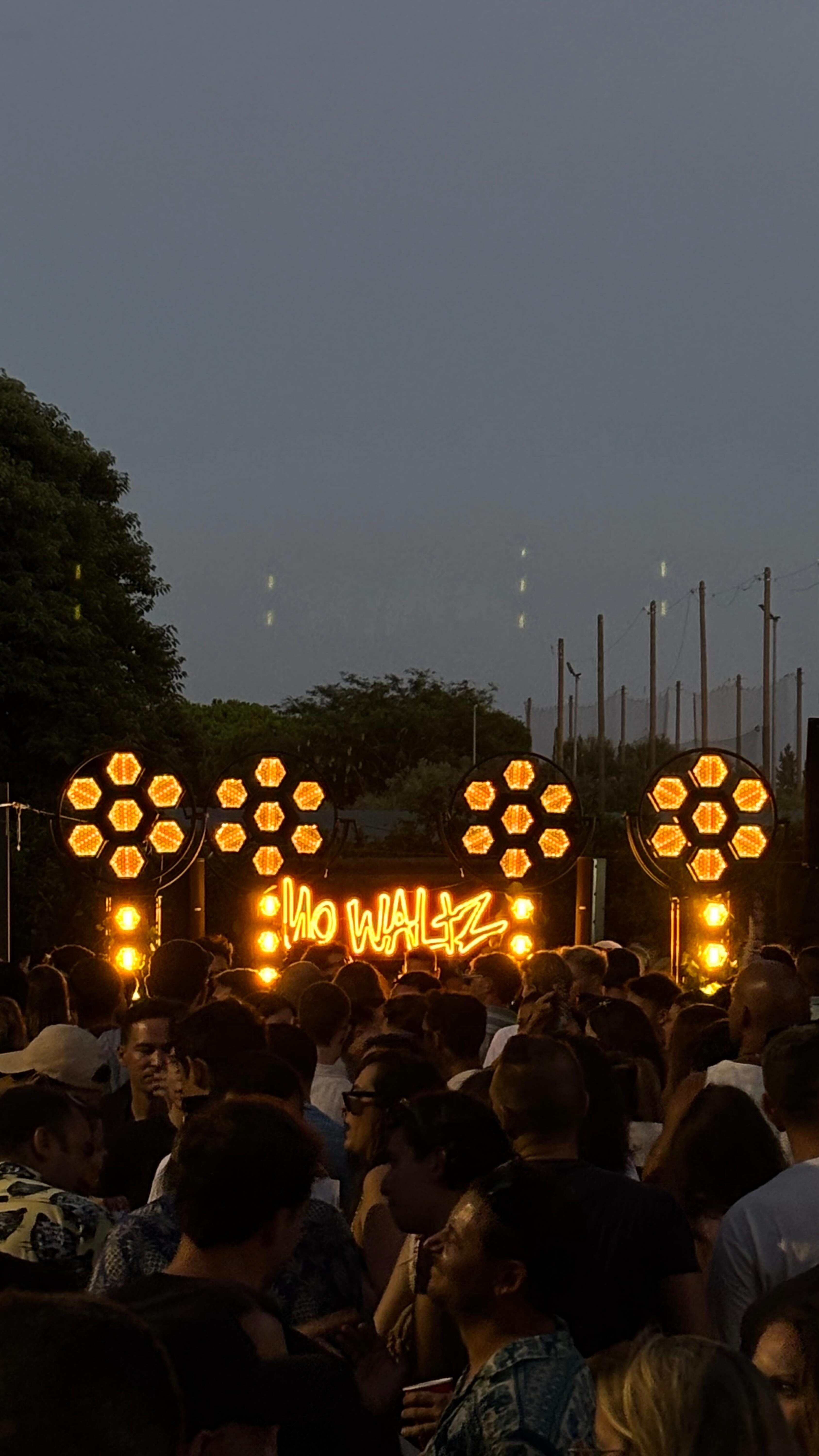 El tardeo del sábado fue de OTRO NIVEL 🔥
Nosotros pusimos el lugar, el ambiente, la excusa para juntarnos.
Pero fueron ellos, @nowaltzmusic, quienes convirtieron la tarde en una auténtica experiencia 🎧
Gracias a todos los que vinisteis a vivirlo, a bailarlo, a soltarlo todo con nosotros 🪩
Esto no se explica. Se revive🥳