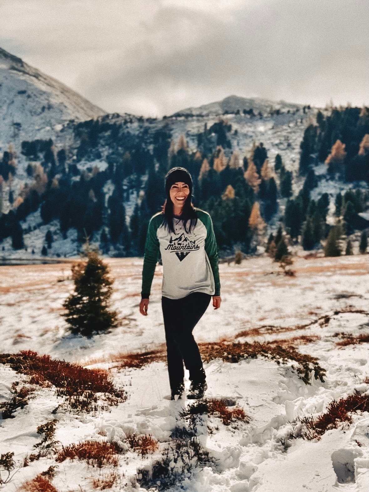 Die Luft klar, die Farben wild, das Herz so weit. 🍂🍁🏔️
Ich schreibe diese Zeilen für dich und für mich… für die von uns, die an manchen Tagen das Gewicht der ganzen Welt in sich tragen, und an anderen von Leichtigkeit getragen sind.
Menschen wie wir spüren ALLES – unsere Freude, den Schmerz anderer, Liebe, die nicht in Worte zu fassen ist, die unaufhörliche Sehnsucht nach Tiefe und echter Verbundenheit, nach Sinn, nach Frieden,… und manchmal verlieren wir uns darin. Manchmal ist dieses ALLES so viel und überwältigend, dass wir davon taub werden, weil wir es nicht halten können.
Für uns zählen Wahrhaftigkeit, Echtheit und Authentizität, Oberflächlichkeit stößt uns förmlich ab.
Fülle spüren wir am stärksten tief in unserer Mitte. Sie entsteht nicht durch Mehr – nicht durch Suchen, Streben, Wollen – sondern durch Präsenz.🙏✨ Dann, wenn wir aufhören, dem Glück hinterherzulaufen, und beginnen, den Moment zu fühlen, der gerade da ist. Fülle ist dieses tiefe Einverstanden-Sein mit dem, was jetzt IST – auch dann, wenn es nicht leicht ist.
Sie ist Energie, die wächst, wenn du das Leben bedingungslos annimmst, anstatt dagegen anzukämpfen.
Fülle ist der Moment, in dem dein Herz still wird vor Dankbarkeit.
Glück ist dieser eine Atemzug, in dem du spürst, dass alles gut ist, so wie es ist, und du genug bist, genau so wie du bist! 🫶
Je mehr du dich dem Leben öffnest, so wie es kommt, desto mehr öffnet sich das Leben für dich.
#takemetothemountains #fülle #glück #präsenz #liebe #nureinatemzug #psychologie #feelitall