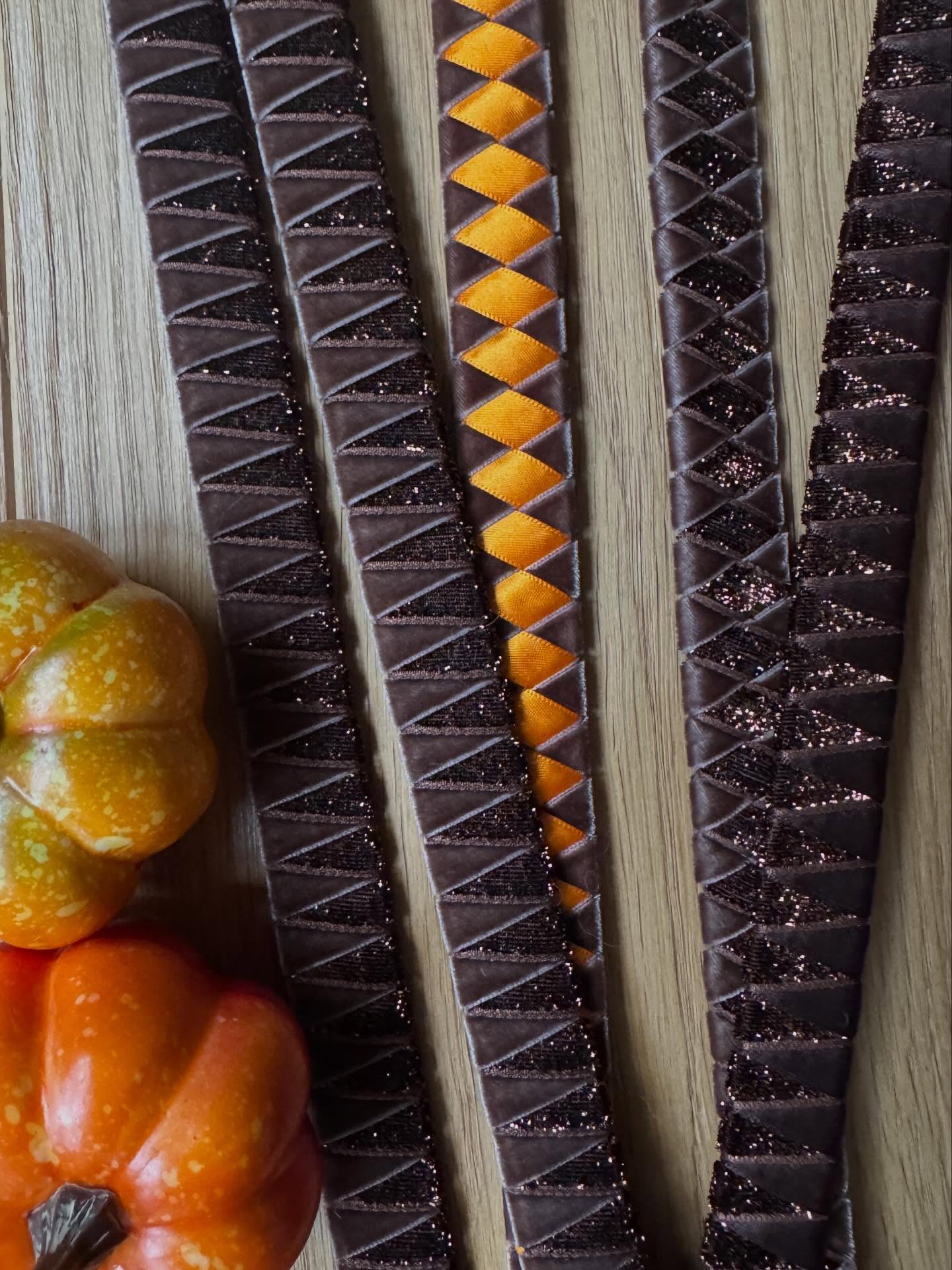 🍁 Herbstzauber & Halloween 🍂
Unsere braunen Stirnriemen passen perfekt zur goldenen Jahreszeit – was sind eure Lieblingsfarben im Herbst? ✨🐴
Und seid ihr schon ready für süßes oder saures? 🎃🍂
➡️ www.happy-jumper.com
#halloween #herbst #autumn #happy #horses #horselovers #browbands #stirnriemenfürpferde #stirnriemenglitzer #handmade