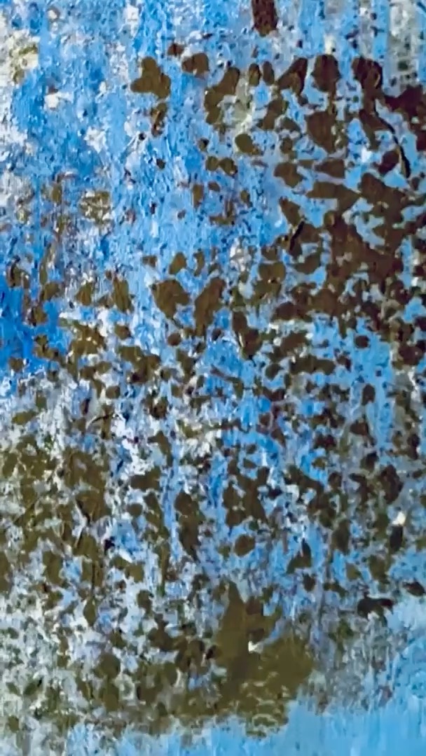 Je peins ce qui se devine plus qu’il ne se montre. La brume enveloppe l’eau, la lumière hésite, cherche un passage, s’infiltre timidement entre les ombres bleutées.
Ici, tout est murmure et subtilité. Les touches se superposent, se dissipent, se fondent, comme si le temps suspendait son cours. Puis, soudain, un éclat d’or, une lueur discrète qui ose percer le voile du silence.
C’est un dialogue entre ombre et lumière, entre le caché et le révélé. Un instant fragile où tout semble flotter.
#abstractart #contemporaryart #paintings #mixtemedia #art #maryamshams_artiste #bleu#brume#nature#techniquemixtesurtoile #abstract #feenchartist