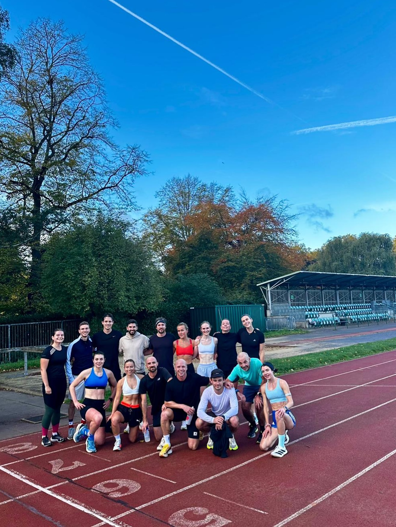 โ๏ธ Sunny Best Athletics Track Morning โ๏ธ
The Best Athletics crew soaked up the morning sun and put in the work with 6 x 3 min @ 5K pace (60 sec recovery) followed by 1 min fast surges (90 sec recovery) ๐ฅ
Big smiles all round - nothing like some speed work in perfect weather to start the day!
Best vibes, Best efforts, Best support ๐ซถ๐ฝ
โฐ 7:00 AM | 6:30 PM
๐ฝ Powered by @adidasrunning
โฝ Fuelled by @scienceinsport
โข
โข
โข
#bestathletics #tracktuesday #sunnyruns #speedwork #intervaltraining #5kpace #teamwork #pbchasing #adidasrunning #bestvibes #runclub