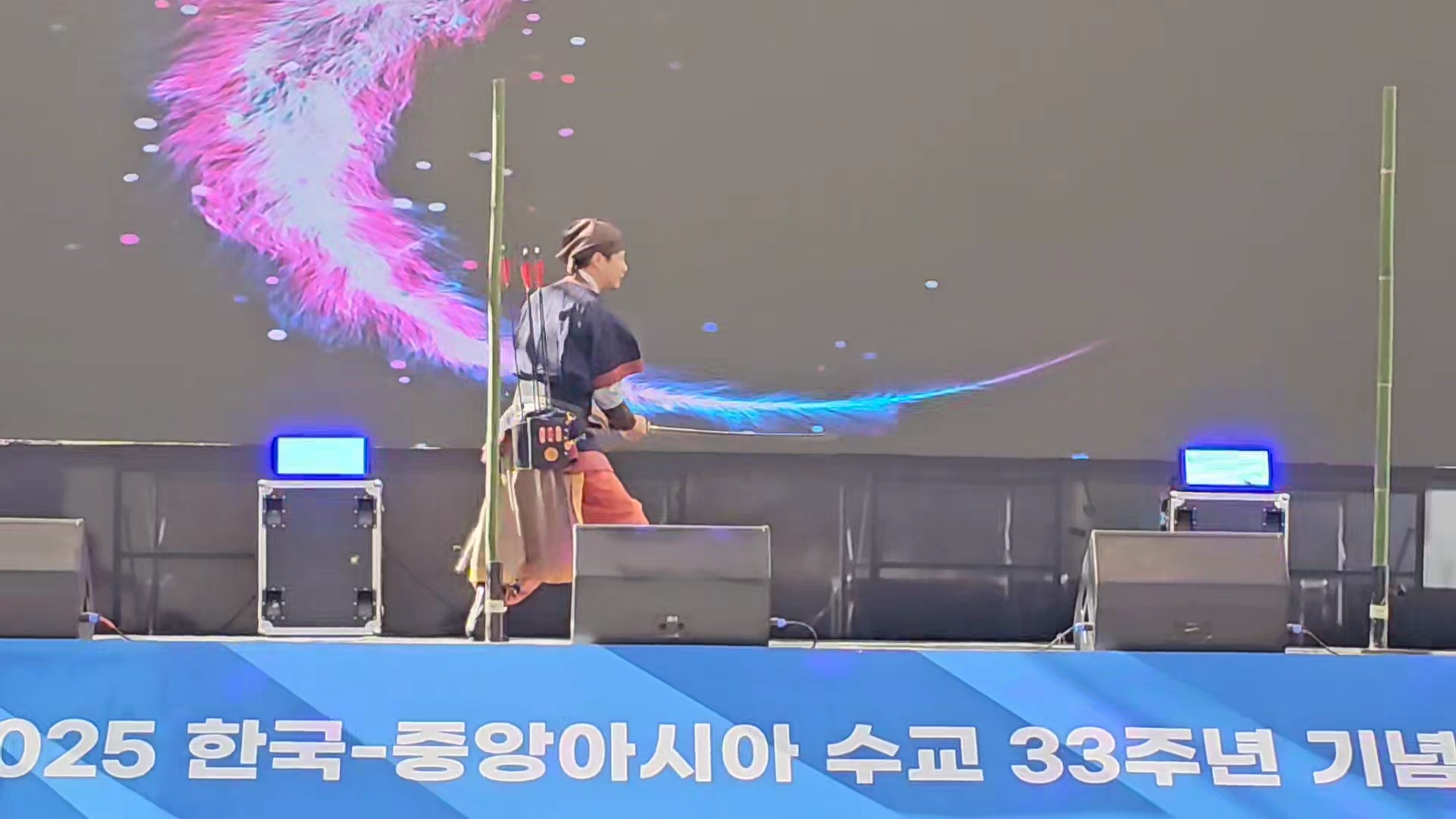 ⚔️ 신검(新劍) 1·2형 진검 베기 시연 ⚔️
한 번의 베기, 한 호흡의 집중.
신검은 오랜 수련과 전통 무예정신이 깃든 검법으로,
정확한 자세와 단전의 기운이 어우러질 때 완성됩니다.
한 순간의 칼끝에 담긴 백제 무혼을 느껴보세요.
⚔️ Shingeom (New Sword) Forms 1 & 2 — Live Blade Cutting ⚔️
One strike, one breath.
The Shingeom forms embody the harmony of precision, energy, and years of discipline in traditional Korean martial arts.
Feel the spirit of Baekje through every cut and motion.
#신검 #신검베기 #진검시연 #24반무예 #K싸울아비 #전통무예 #무예정신 #BaekjeSpirit #KoreanMartialArts #SwordForm #Shingeom #LiveBlade #무예시범 #KMartialArts #KCulture #무예의혼 #SwordPerformance #KoreanTradition