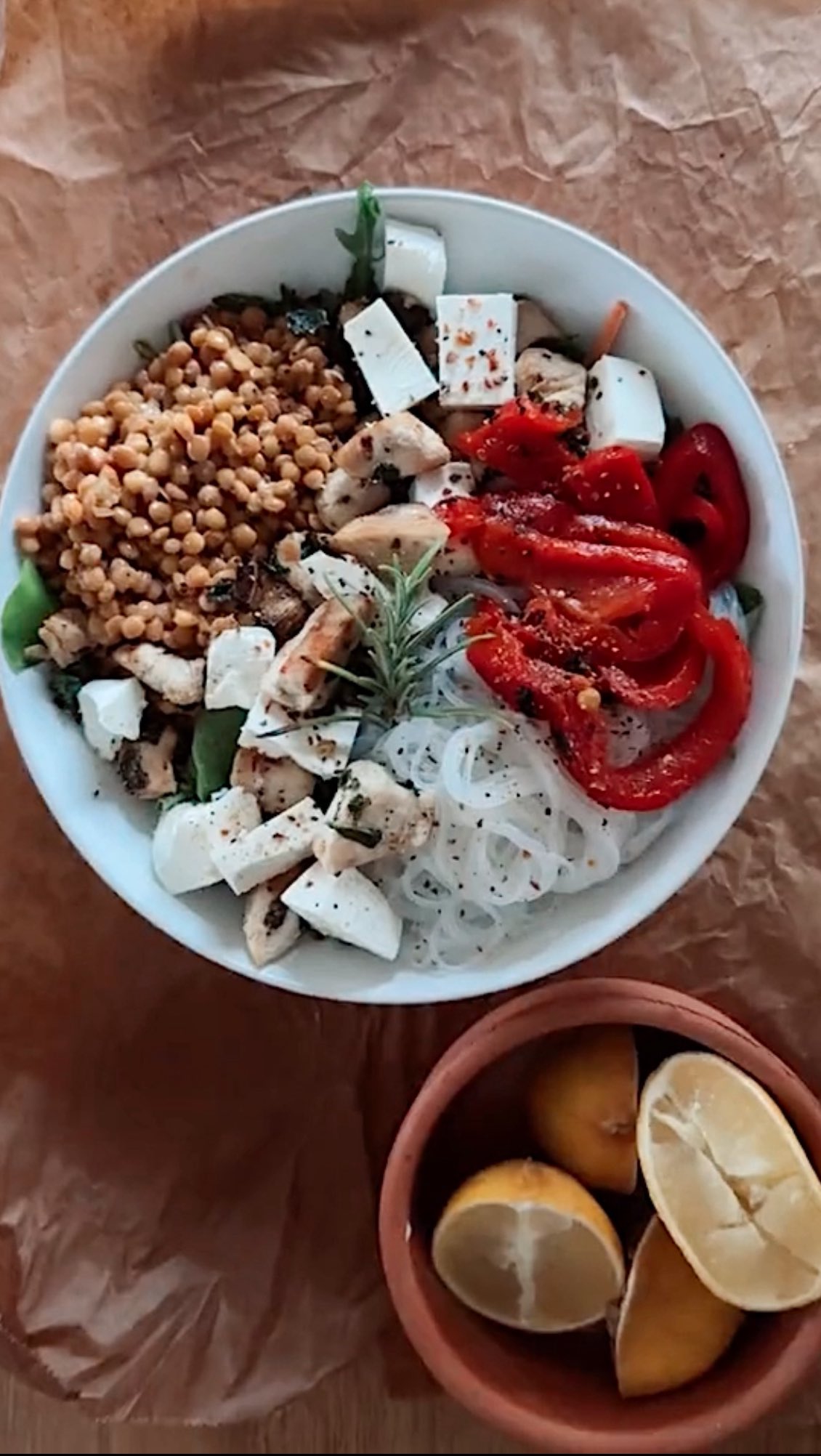 Idag har vi fotat vĂ„r senaste tillskott â Medelhavsbowl med kyckling & linser đ±
En glutenfri sallad fylld med fĂ€rska smaker, örtmarinerade linser, grillad paprika och krĂ€mig vitost. đ„âš
Perfekt till mötet eller som lunch pÄ jobbet.
Vill ni ha större bowls till event eller förelÀsning?
SjĂ€lvklart fixar vi det â mejla till oss vi Ă„terkommer inom 2 timmar info@frukostleverans.se
#frukostleverans #morrisandbens #salladsglÀdje #medelhavsbowl #lunchmöte #göteborgcatering #hÀlsosamtmeny #bohogourmet