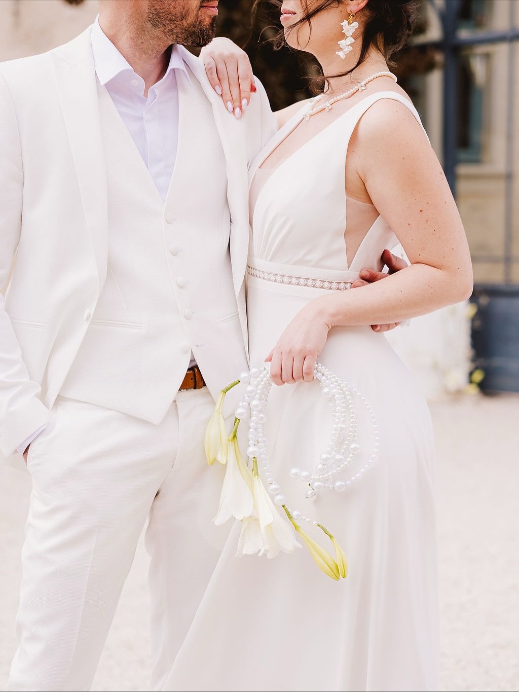 Un bouquet pensé comme un bijou, léger et sculptural.
Parce que l’amour n’a jamais eu peur d’être unique !
-
🕊️ Shooting AMOUR DIVIN, à retrouver sur le blog de @la_mariee_enjouee
-
Lieu : @chateaudesgirards
Photographe : @momentsbylucieb
Vidéaste : @dimaker_film
Wedding Planner : @anahita_weddings
Direction Artistique : @ephemhera_design.wedding
Floral Designer : @latulipenoire.artfloral
MUAH : @clemence.bartolo @valentinadenisbeauty
Wedding Cake : @chaletdeclementine
Papeterie : @poppypress
Mobilier & vaisselle : @options_lyon @maison_options
Robe : @douce.mariage
Costume : @empiredumarie
Accessoires mariée : @anthemis.paris
Alliances : @paulette_a_bicyclette
Modèles : @elodiemrd @thomas_kitkat