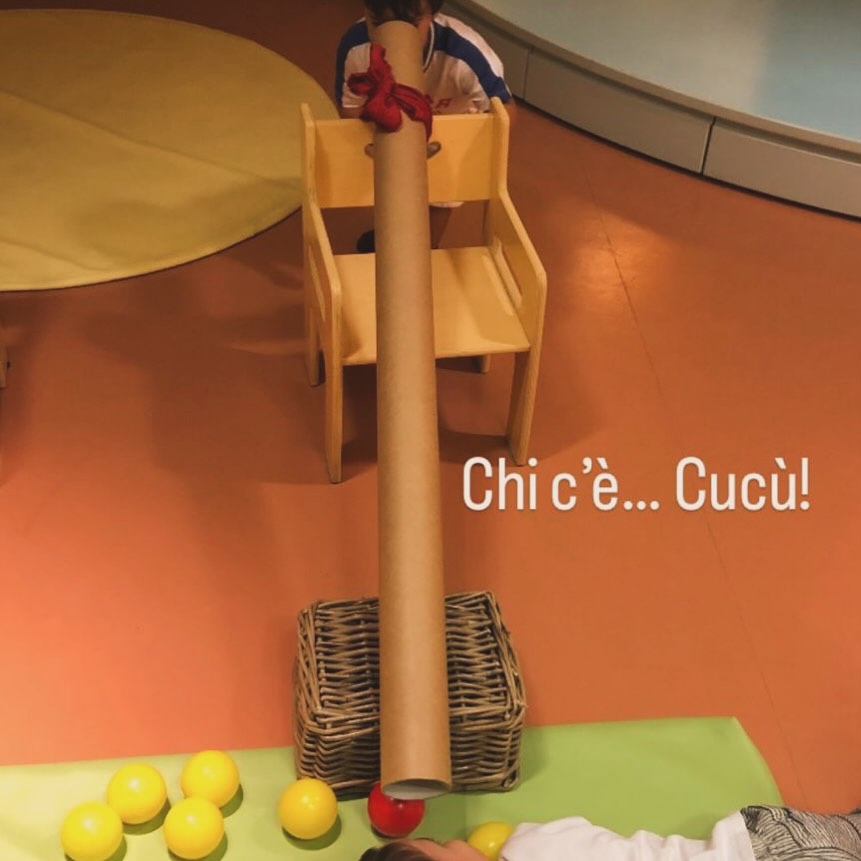 L’attività proposta si è trasformata in un gioco esplorativo-relazionale. Io parlo e il mio amico sente la mia voce nel tubo! Io guardo nel tubo e incontro l’occhio del mio amico… che meraviglia!
#causaeffetto #attesa #sorpresa #giocoesplorativo #giocospontaneo #scopertealnido