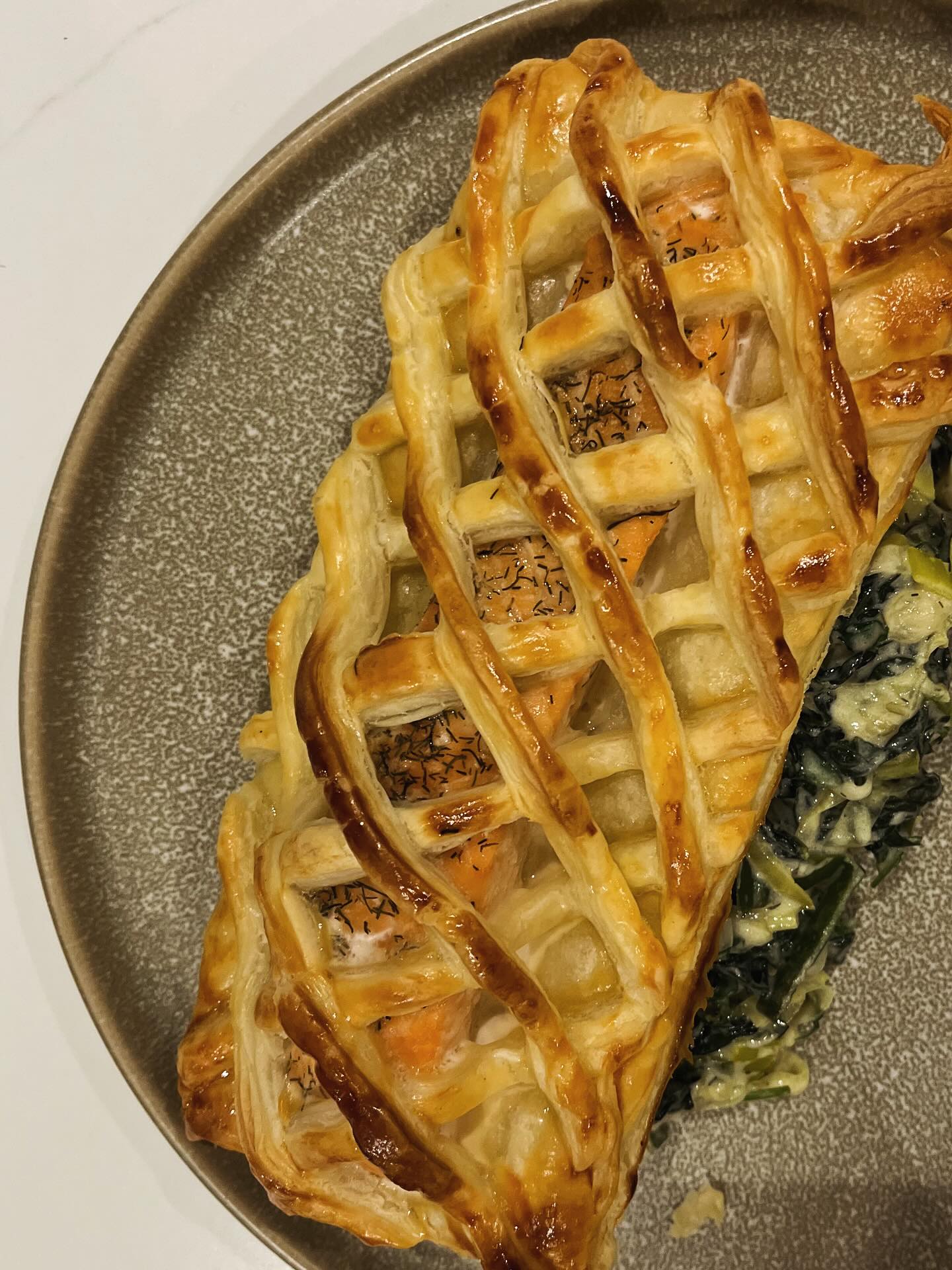 🐠 Salmon Lattice 🐠
Lighter version of “salmon en croute” but still as scrumptious!
Served with some creamy leeks and kale.
“Healthy” eating is all about balance! Having delicious puff pastry once in a while, combined with wholesome ingredients, makes for a delicious dinner.
Here I used reduced-fat puff pastry and creme fraiche rather than cream 🌟
30g protein
10g fibre
DM for recipe 🍂
Warm wishes, Dr Grace 🌿
