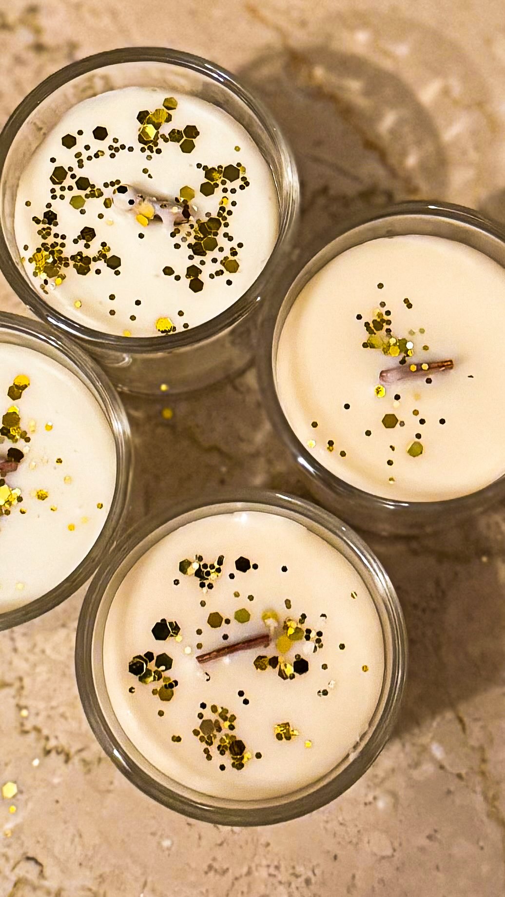 Die Magie des Kerzengießens unter dem Vollmond
🌕Unter dem Licht des Vollmonds entsteht bei jedem Guss etwas Magisches. Es ist mehr als nur Wachs und Docht – es ist ein Moment der Verbindung zwischen Handwerk, Intention und Natur.
Der Vollmond erinnert daran, loszulassen, was nicht mehr dient, und Raum für Neues zu schaffen.
Beim Gießen fließt diese Energie in jede Bewegung, in jeden Duft, in jede Form. So entstehen Kerzen, die nicht nur leuchten, sondern tragen – Ruhe, Klarheit und ein Stück Mondenergie.
Ein stilles Ritual, das Herz und Hände führt. Jede Kerze erzählt von Achtsamkeit, von Ursprung und von der Kraft, Licht zu erschaffen – mit Liebe, im Rhythmus des Mondes.
#handgegossenmitliebe💚 #handgemachtekerzen #kerzenbodensee #arnacandles