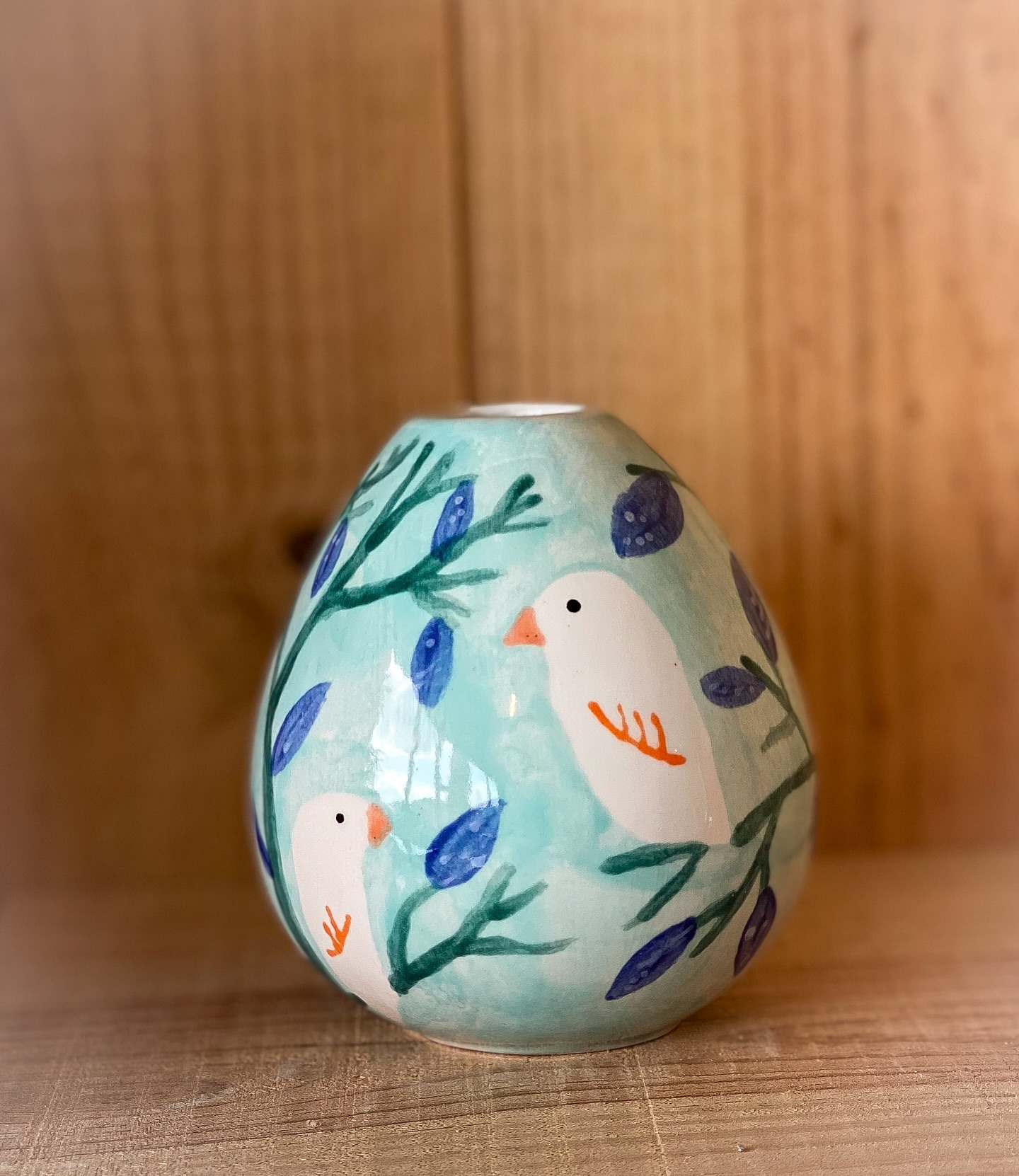 Diese super süsse Vase, ein Kundenkunstwerk, konnten wir euch nicht vorenthalten!
Bei uns gibt es eine schöne Auswahl an ganz grossen, mittelgrossen und ganz kleinen Vasen.
Dein einziges Problem? Welche soll es denn werden? 😉 im Zweifelsfall einfach zwei oder ….
#keramikvasenliebe #keramikvasen #keramikvasenbemalen #werk2go#keramikmalen#keramikbemalen#keramikliebe#keramikselberbemalen#malenaufkeramik#handgemacht#kreativzeit#ceramicart#ceramicpainting#keramikstudio#usterkreativ#keramikmalenzürich#ceramicpaitingzurich#usterfreizeit