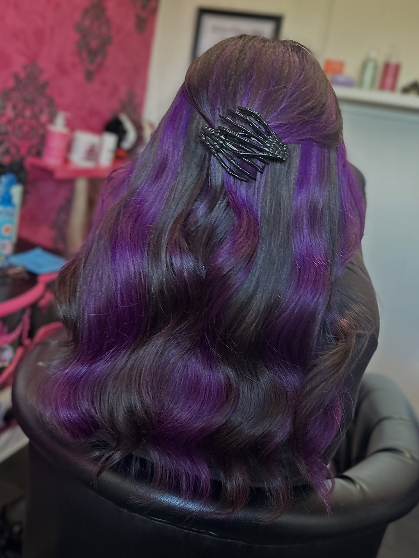 Where midnight meets magic — a symphony of violet shadows and obsidian dreams. 🖤💜✨
#GothGlam #HalloweenHair #gothichaircolour #gothhair #emohair #halloweenhaircolour