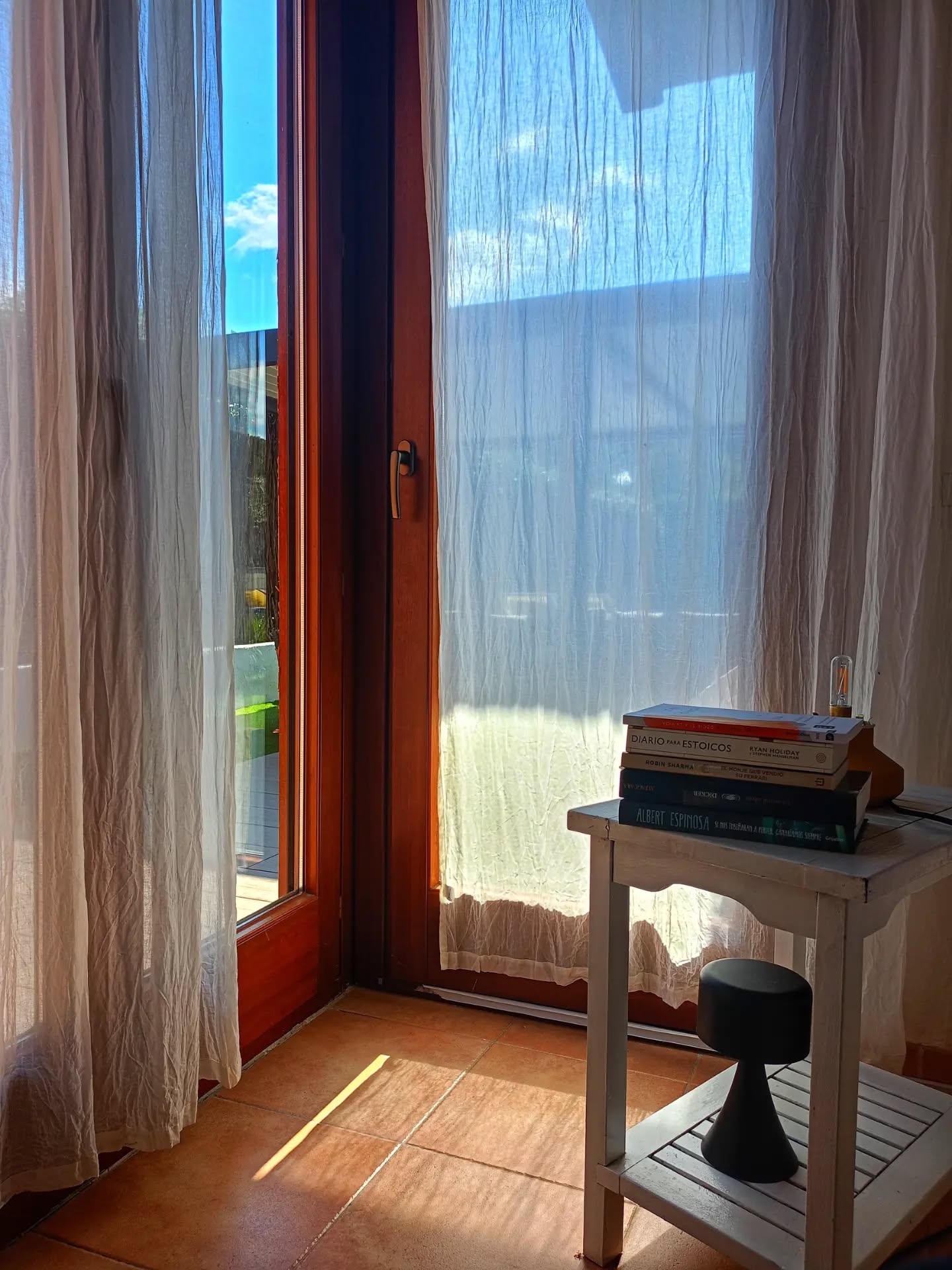 Luz que entra sin prisa, rincones con historia y ese aire de casa vivida que te abraza al llegar.
Así se vive Ca La Mary por dentro: sencilla, cálida y pensada para compartir. 🌿
🫶🏼 ¿Qué rincón es tu favorito?
#CaLaMary #escapadaconencanto #interior #vidreres #casavacacional #slowliving #turefugio #costabrava