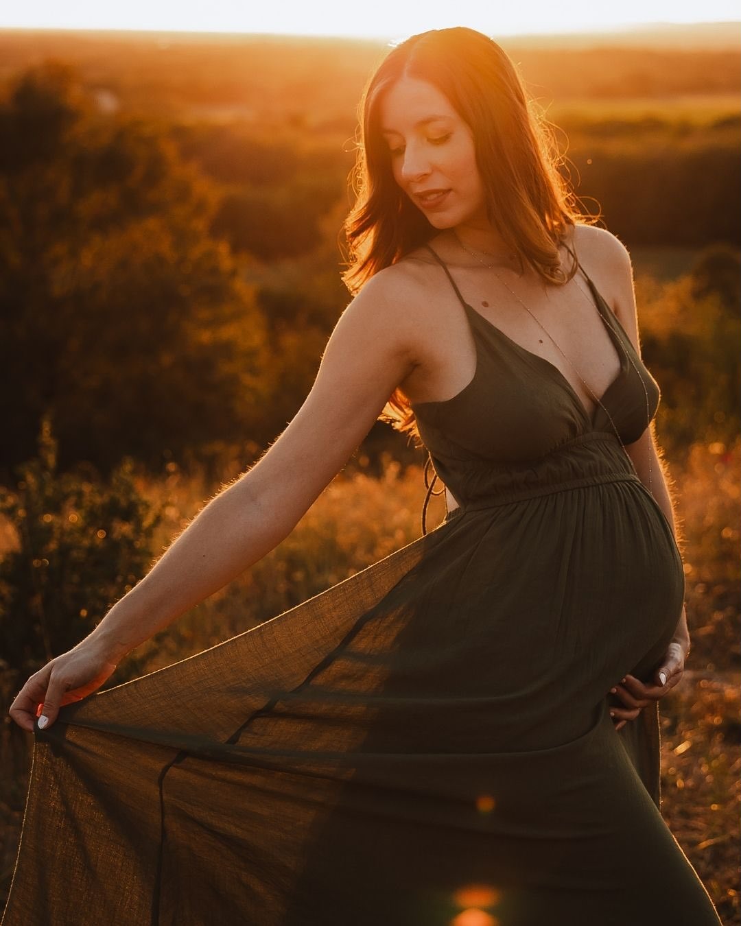 🍂 Golden hour sur les coteaux, juste eux, leur complicité et cette lumière d’automne qui rend tout magique ✨
Un trio déjà rempli d’amour… Hâte de rencontrer leur seconde petite merveille 🤍
#SeanceGrossesse #PhotographeGrossesse #GoldenHour #Automne #LifestylePhotographer #Famille #Maternité #Grossesse2025 #Coteaux #MomentsSimples #PhotographeFamille #PhotographeMontauban