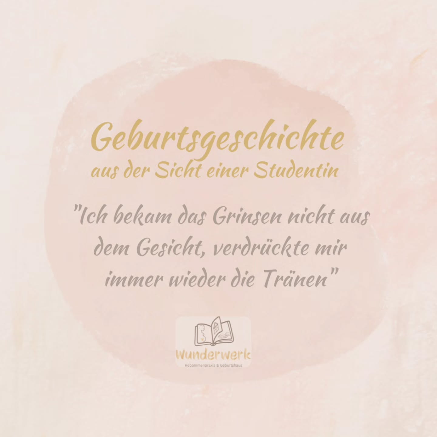 Eine weitere, besondere Geburtsgeschichte für euch! Dieses mal aus der Sicht einer Studentin. ✨️
Ab jetzt möchten wir euch regelmäßig einen realistischen Einblick in die außerklinische Geburtshilfe geben.
Wenn dich solche Berichte aufgrund eigener Erfahrungen triggern könnten, achte gut auf dich - scroll in dem Fall lieber weiter.
Bevor es losgeht ein paar Infos zum Hebammenstudium. Gerade in der aktuellen Situation, mit so viel negativer Presse rund um den neuen Hebammenhilfevertrag...wir brauchen Nachwuchs! Starke Hebammen, die weiter für unseren Beruf und natürlich für die Geburtshilfe und die Familien kämpfen. Es lohnt sich!
Der Studiengang ist dual bzw. praxisintegriert: Es sind mindestens 2.200 Stunden Theorie und 2.200 Stunden Praxis vorgesehen. Insgesamt 7 Semester. Wir kooperieren mit den umliegenden Hochschulen und freuen uns über jede Bewerbung für einen außerklinischen Praxis-Einsatz.
Ohne unsere Externate in der Außerklinischen Geburtshilfe, würde es das Geburtshaus Löhne vielleicht gar nicht geben.
Jetzt soll es aber losgehen mit dem Geburtsbericht. Wenn ihr Fragen habt, zum Studium oder zur Geburtgeschichte, wie immer gerne 😊
---
✨️ Meine erste außerklinische Geburt. ✨️
Um ca. 6 Uhr am Samstagmorgen weckte mich der Anruf von Tanja. Das vierte Wunder der Familie hatte sich auf den Weg gemacht und die Familie hatte zugestimmt, dass ich bei der Geburt dabei sein darf. Ganz in Ruhe sollte ich mich auf den Weg ins Geburtshaus machen. Dort angekommen, ging ich zusammen mit Tanja in den Geburtsraum. Ganz viel Ruhe und Wärme überkamen mich, beim Betreten. Bei Kerzenlicht lag die Mama in der Badewanne. Sie war ganz bei sich und veratmete ruhig ihre Wehen. Der Papa saß an ihrer Seite und unterstützte sie. Wir setzten uns leise an den Wannenrand. Mit dem Ende der Wehe wurde ich mit einem überraschten „Huch“ empfangen. Die Mama war so bei sich, dass sie nicht bemerkt hatte, wie wir in den Geburtsraum gekommen waren. So veratmete sie auch die nächsten Wehen. In den Pausen quatschten wir vier noch gemütlich.
-Lest weiter in den Kommentaren-