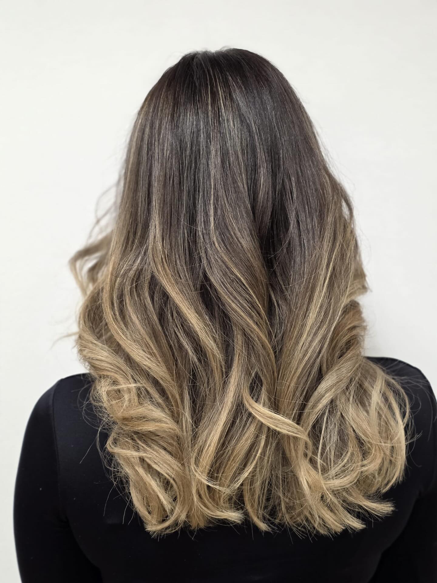 Une touche de couleur, une bonne hydratation, une petite coupe… et ta vie change✨🙌🏼
📍RH Ingeldorf
💇🏻♀️ Par Analiza
#luxembourg #couffure #balayage #ingeldorf #hairstyles #coupe #relooking