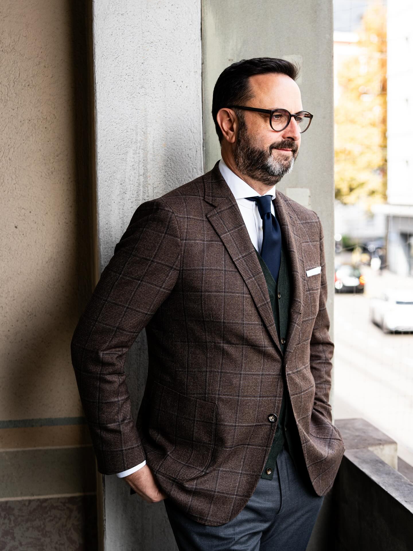 Eleganz in ihrer schönsten Form. Wunderschönes Loro Piana Sakko, kombiniert mit einer grünen ärmellosen Strickjacke aus feiner Merinowolle, klassischem weißen Hemd und einer blauen Cashmere-Krawatte. Ein Look, der durch Schlichtheit und Stil überzeugt – einfach, sch