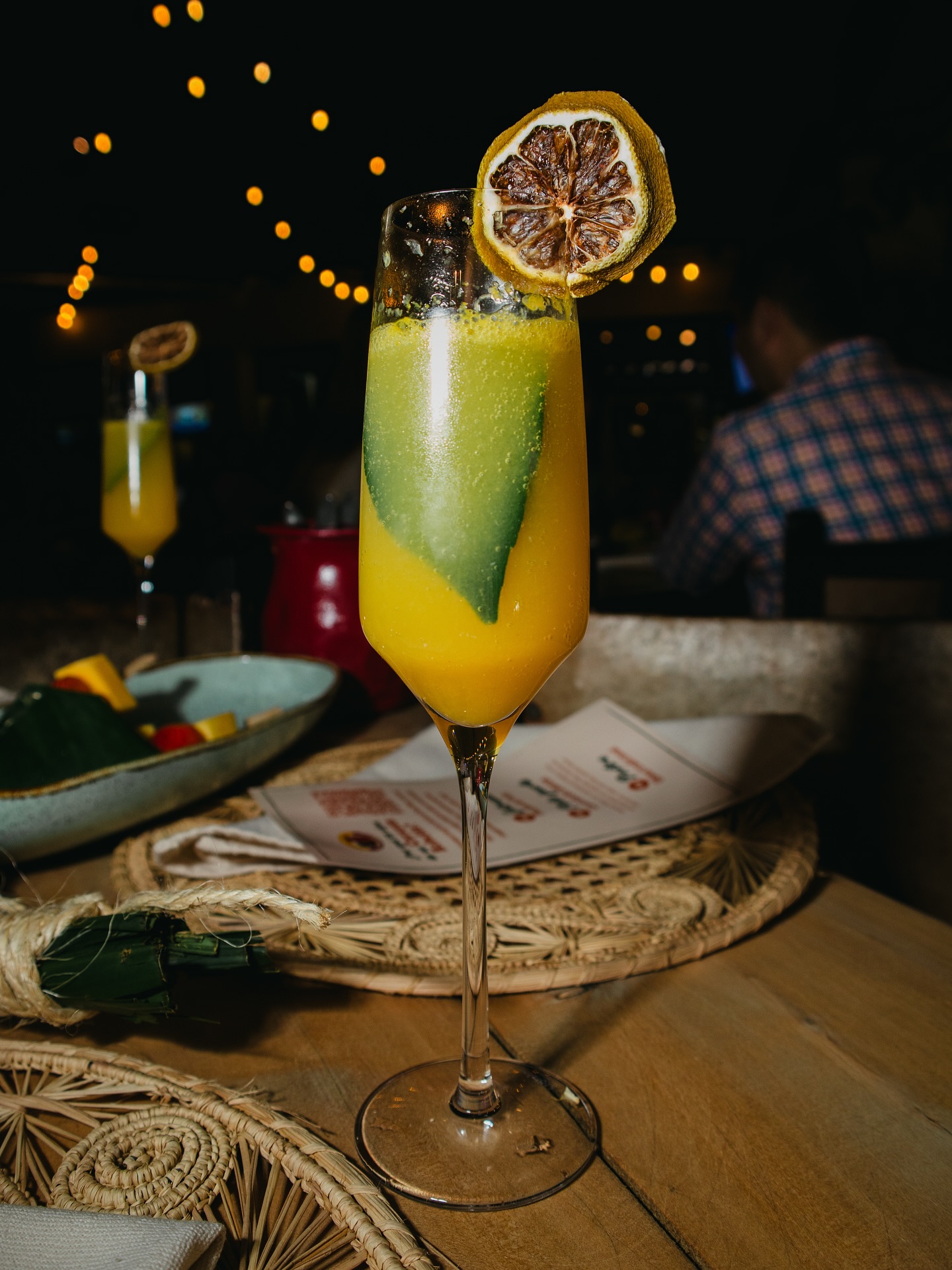 🥘 50 años de @elrancherito_
📌 Bloggaleriadearte.com
El Restaurante El Rancherito, fundado hace 50 años por la visión de Mary Noreña y Don Gregorio Álzate, se ha consolidado como el referente indiscutible de la cocina tradicional colombiana en el departamento de Antioquia. Es una casa de puertas abiertas que ha mantenido viva la calidez y el sabor de la comida casera a través de tres generaciones.