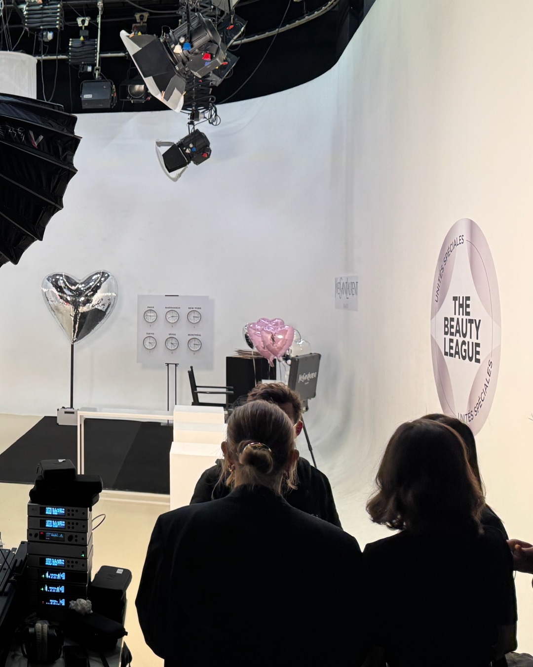 Déco du plateau de tournage pour le live L'Oréal Luxe France 🎬
#tournage #live #digitalevent #captation #scenography #loreal #lorealluxe