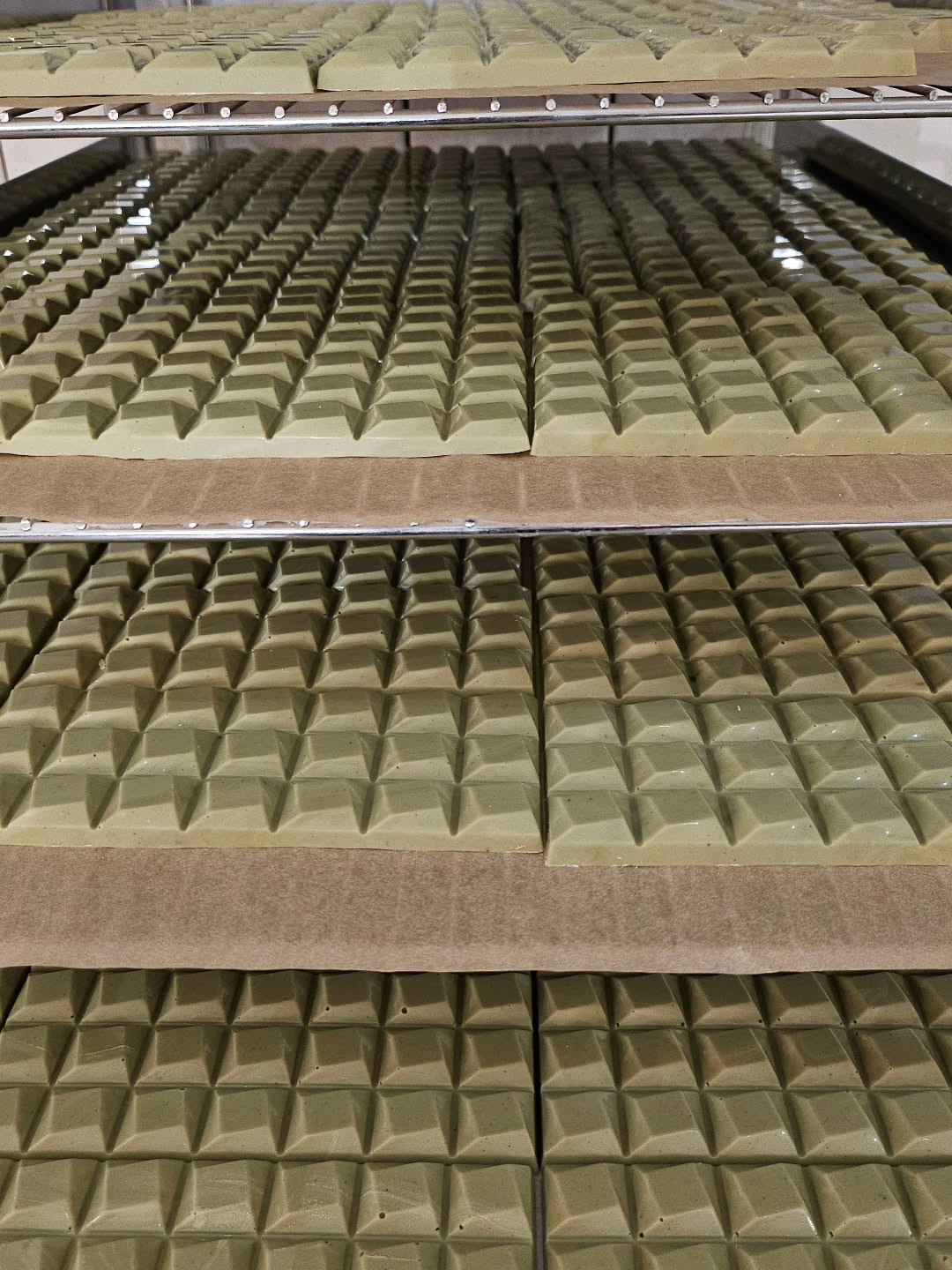 Freshly.made pistachio- marzipan chocolate bars. Couldn't resist a little taster! Sooooo delisioso! #billnäsinruukki #billnäschocolate #billnäsbruk #visitfiskars #fiskarsvillage #pistaasi #visitraasepori